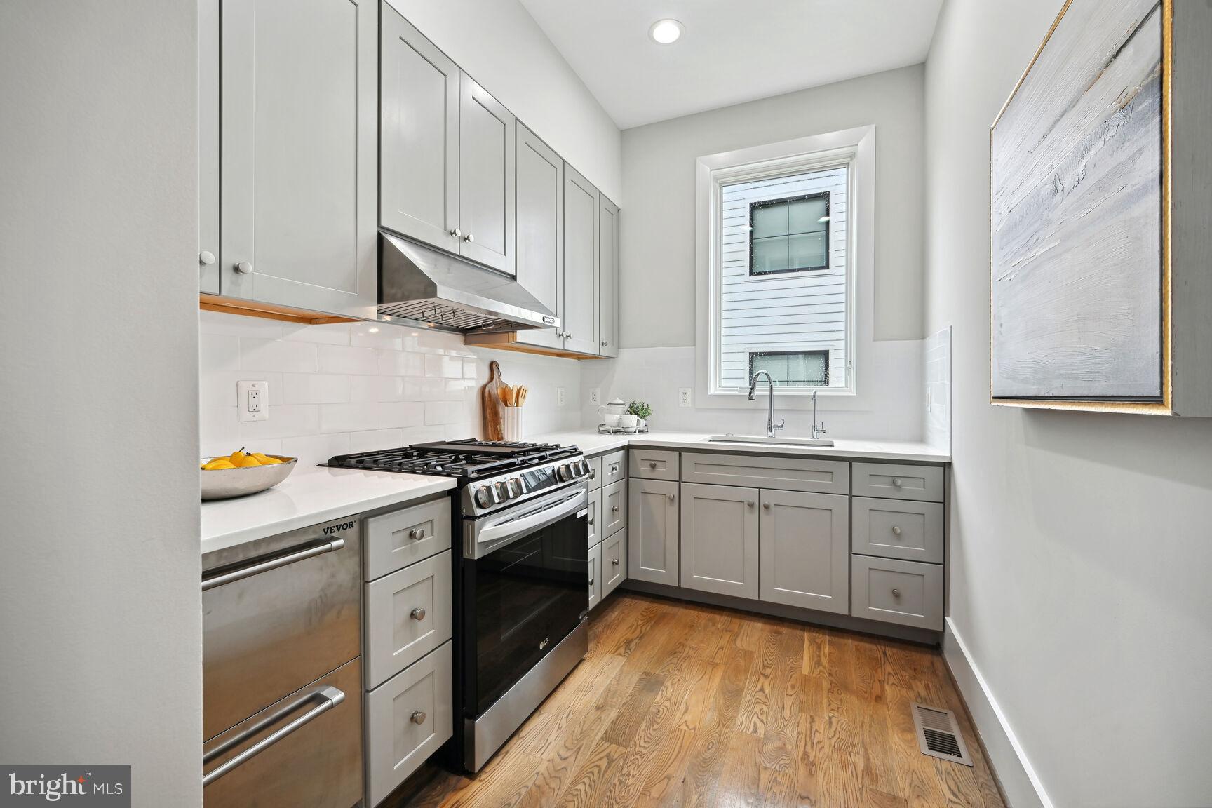 MCLEAN MANOR - Residential