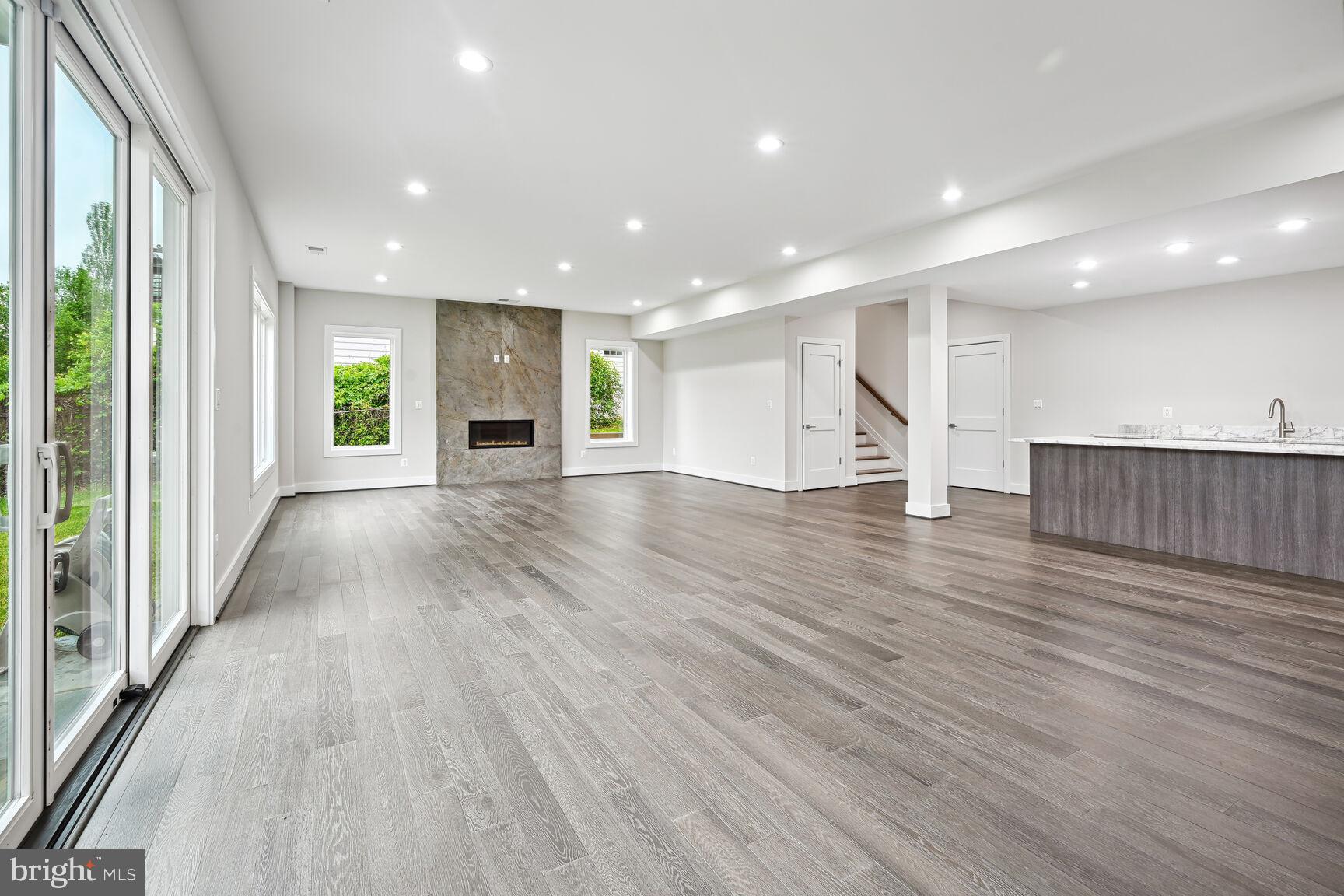 MCLEAN MANOR - Residential