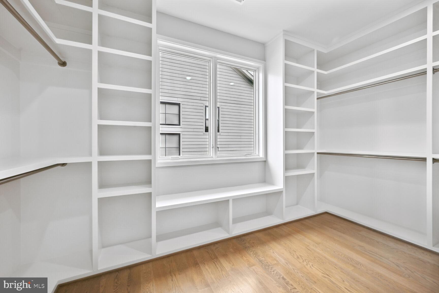 MCLEAN MANOR - Residential