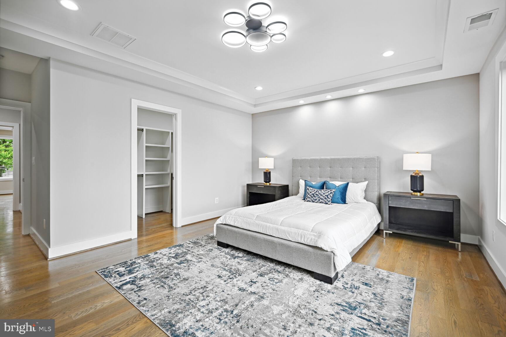 MCLEAN MANOR - Residential