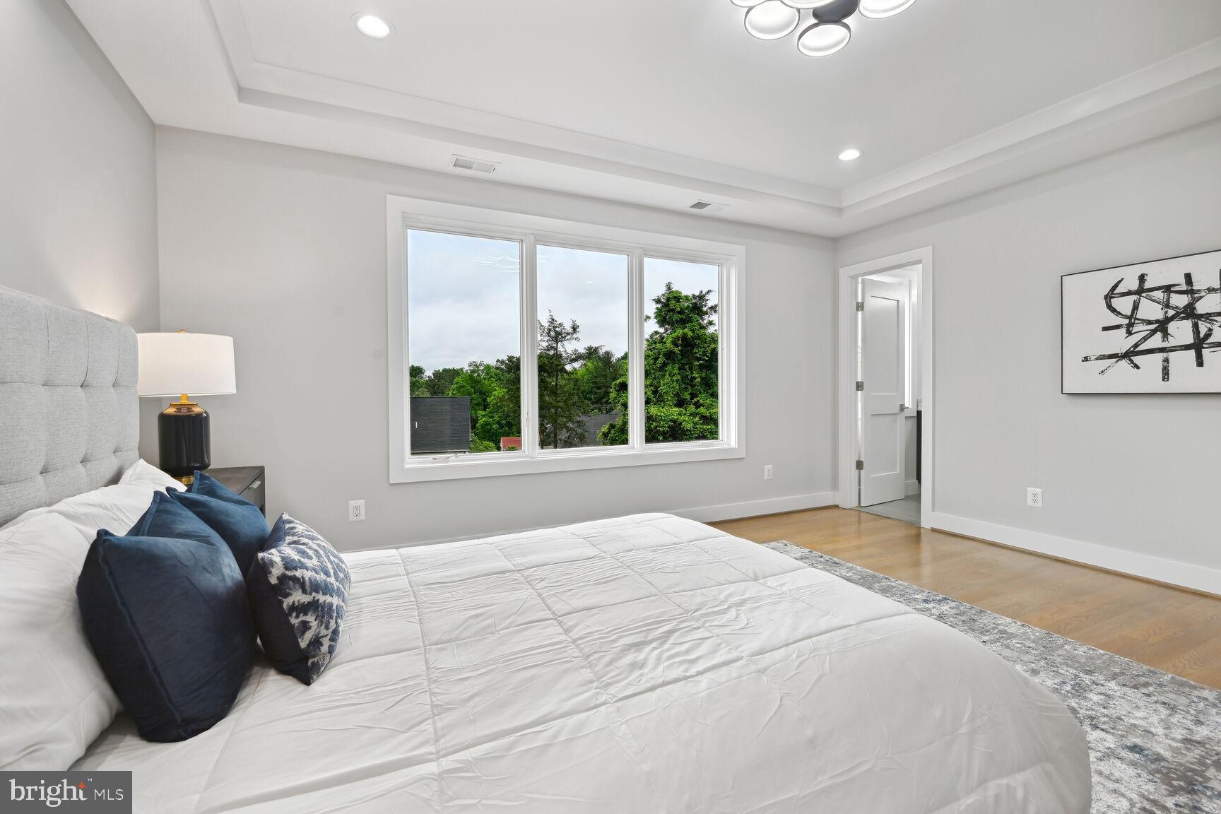 MCLEAN MANOR - Residential