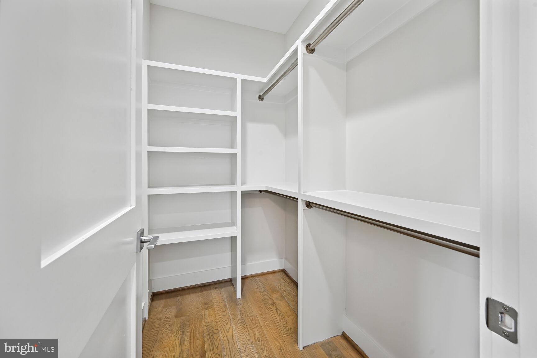 MCLEAN MANOR - Residential