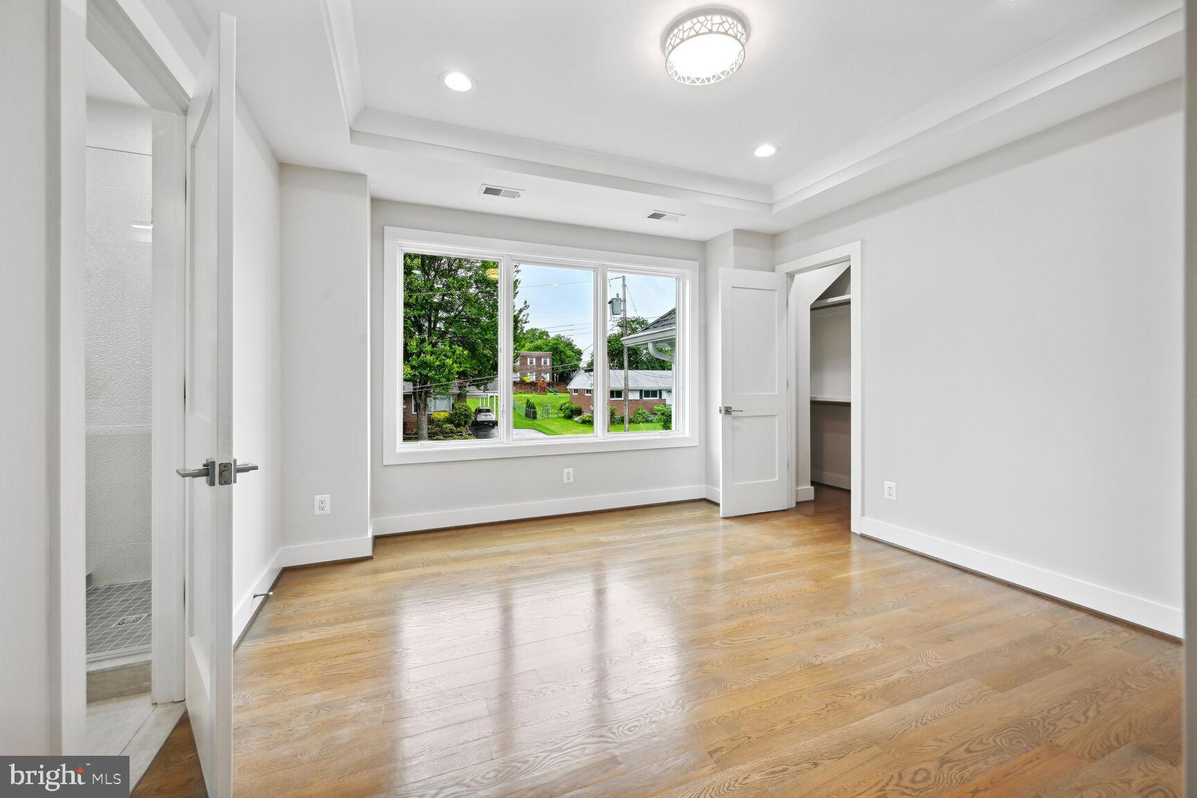 MCLEAN MANOR - Residential