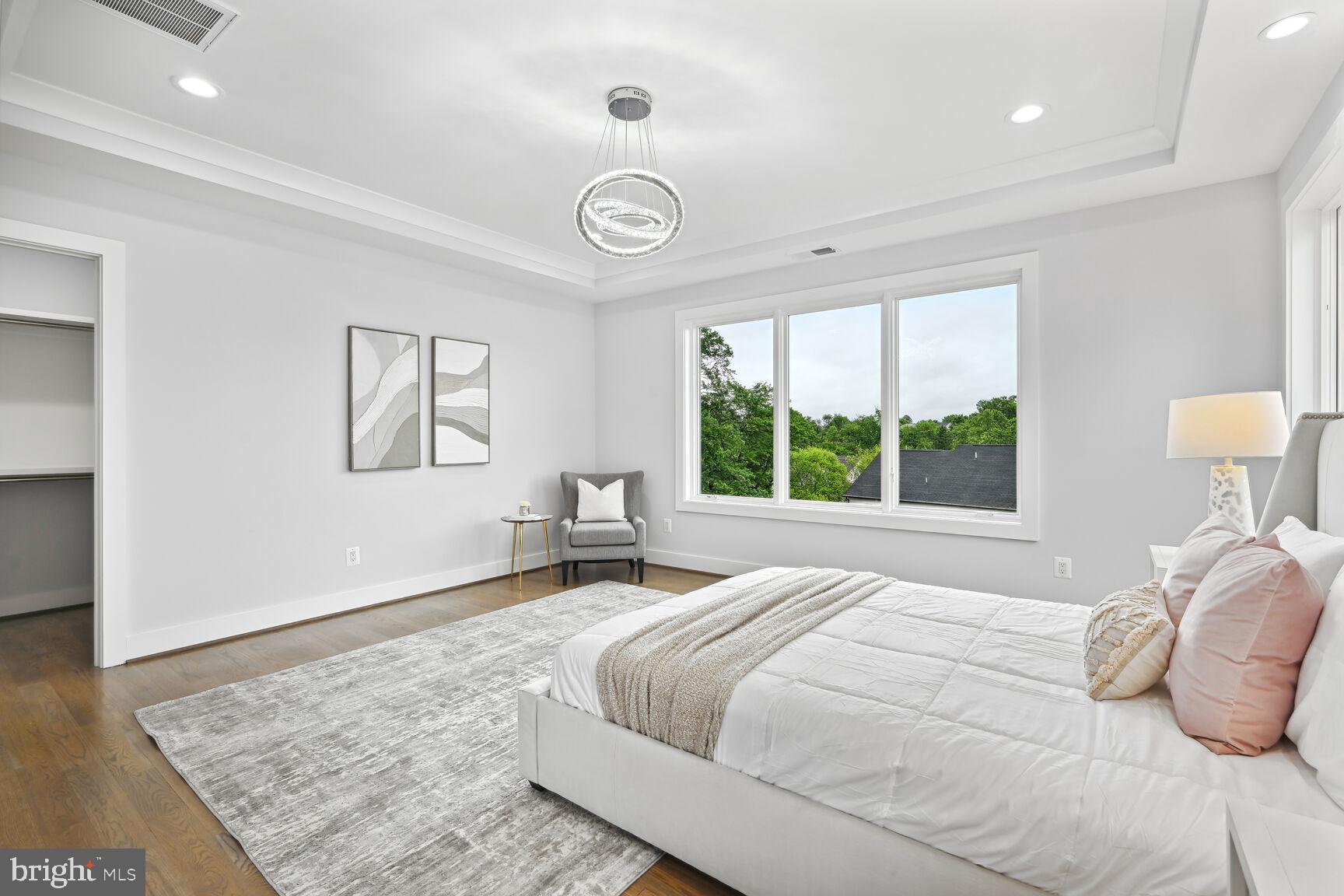 MCLEAN MANOR - Residential