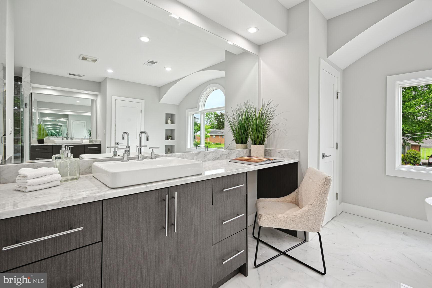 MCLEAN MANOR - Residential