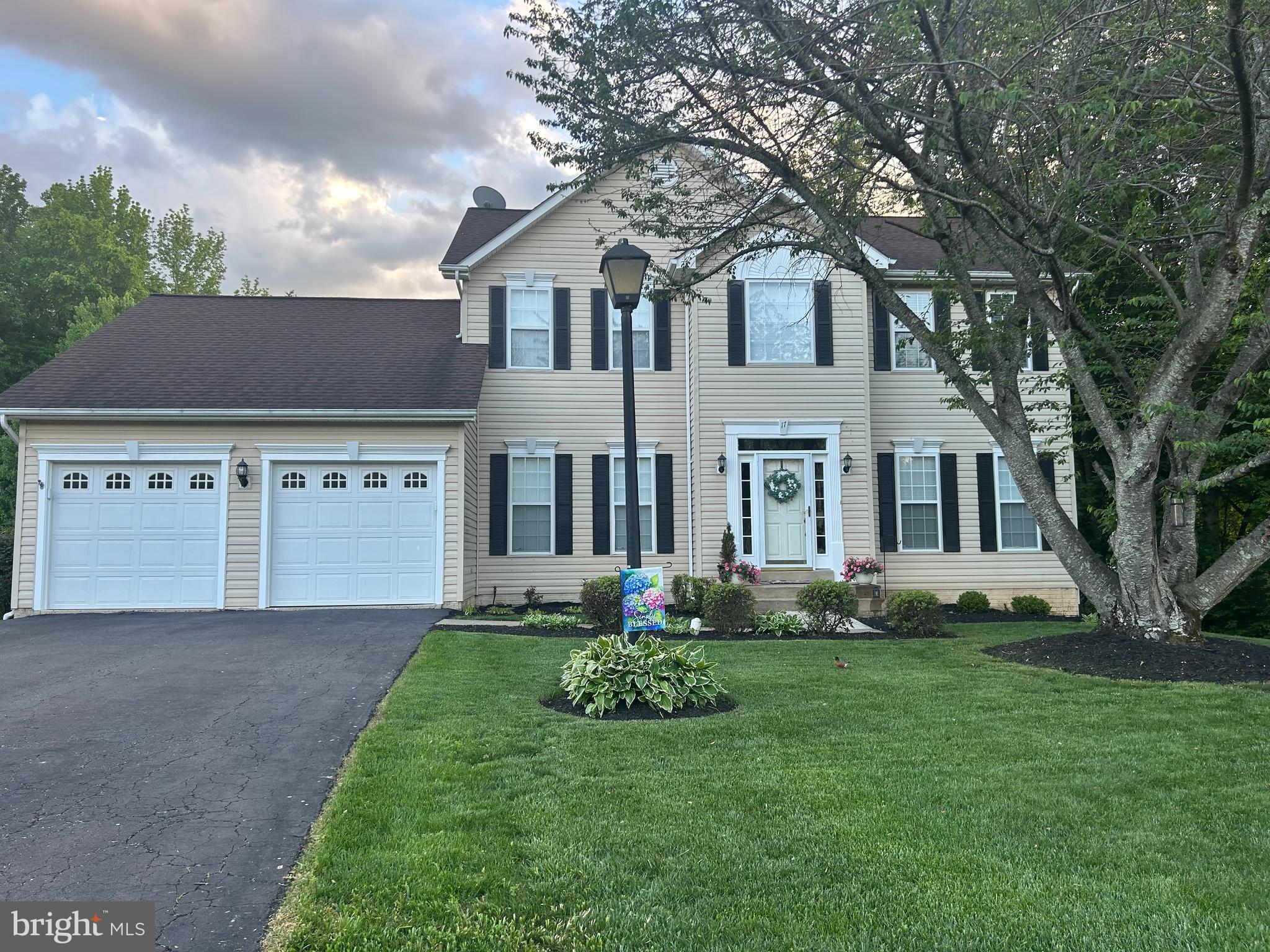 17 WHITESTONE DRIVE