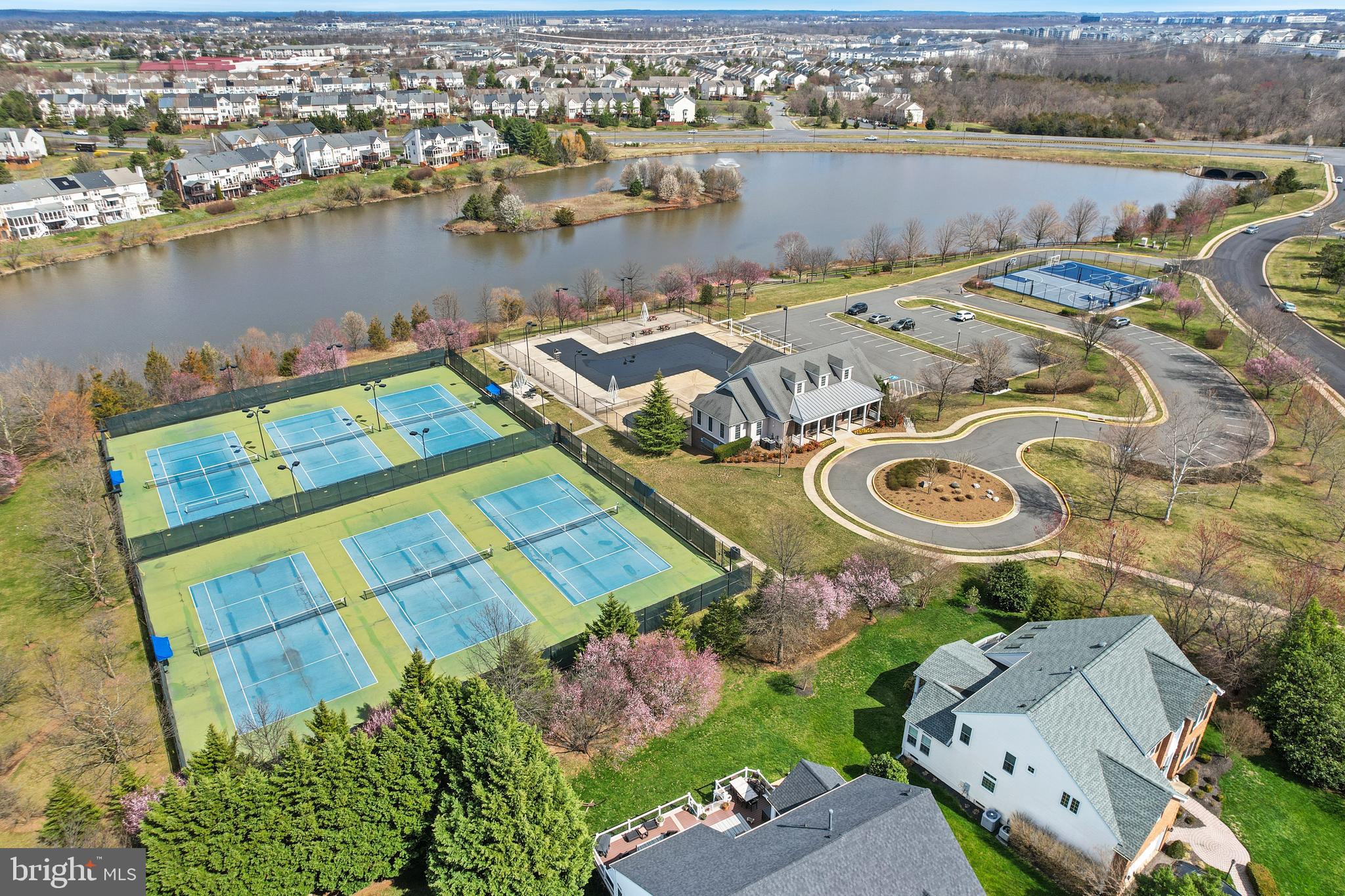 ASHBURN VILLAGE - Residential