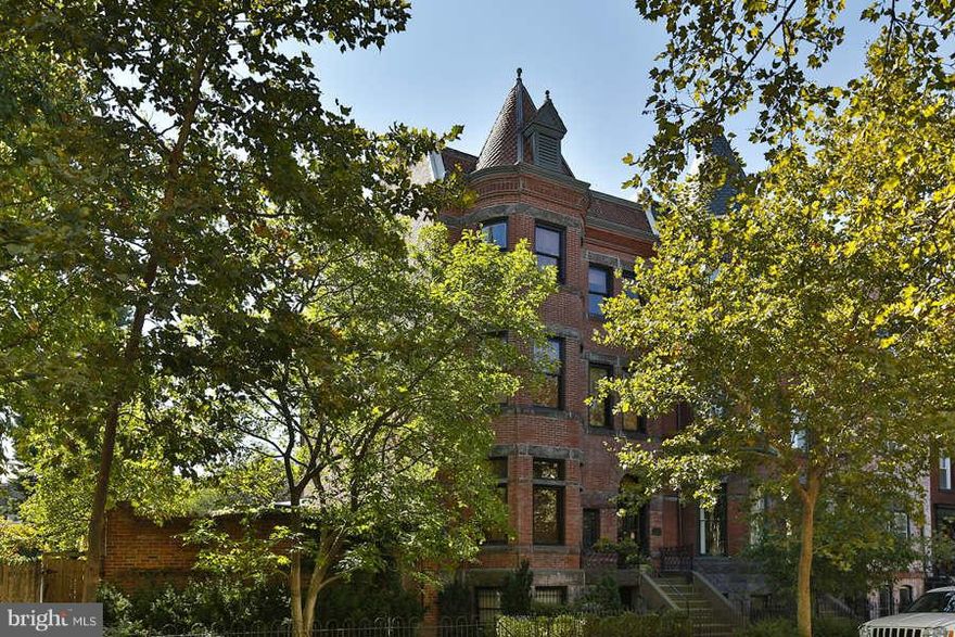 On the market for the first time since 1975! This impressive, 4-story row house was built in 1887 & has been impeccably restored. Historic details inc handsome millwork, carved mantles & stained glass. One of the most remarkable attributes is that it's on a DOUBE LOT & has an enormous garden, covered porch, hard-scaped terrace & parking. 10BR/9.5BA/8FP's.