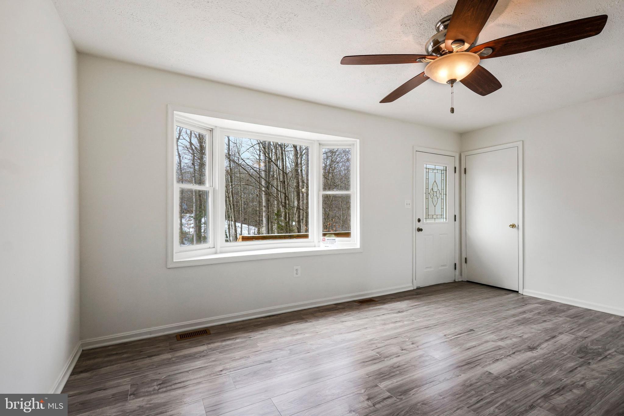 COUNTRY LAKES - Residential