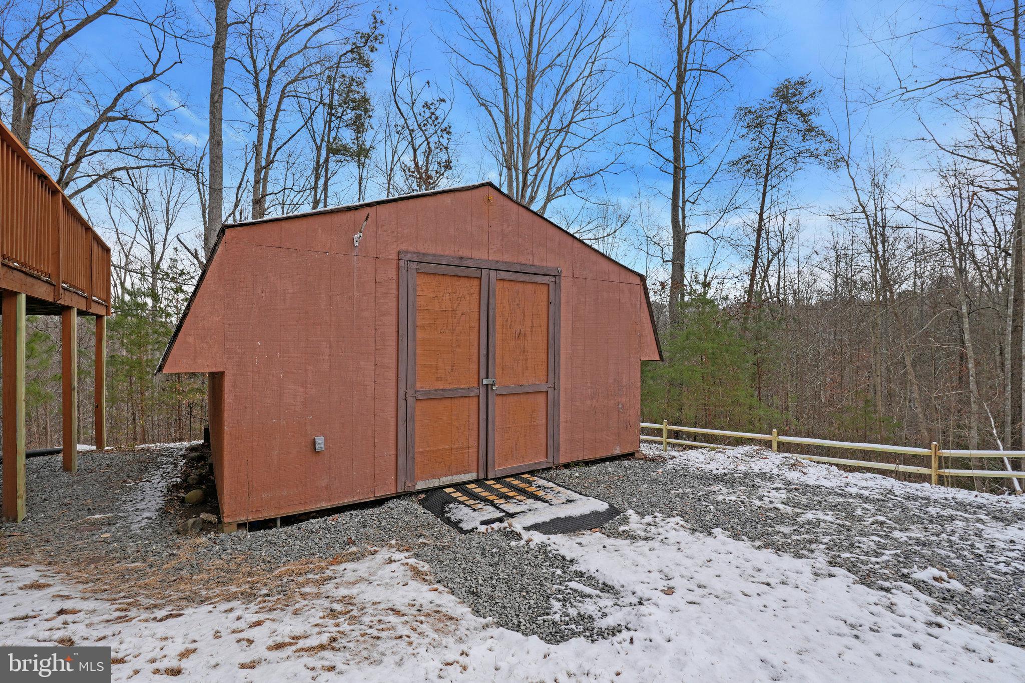 COUNTRY LAKES - Residential