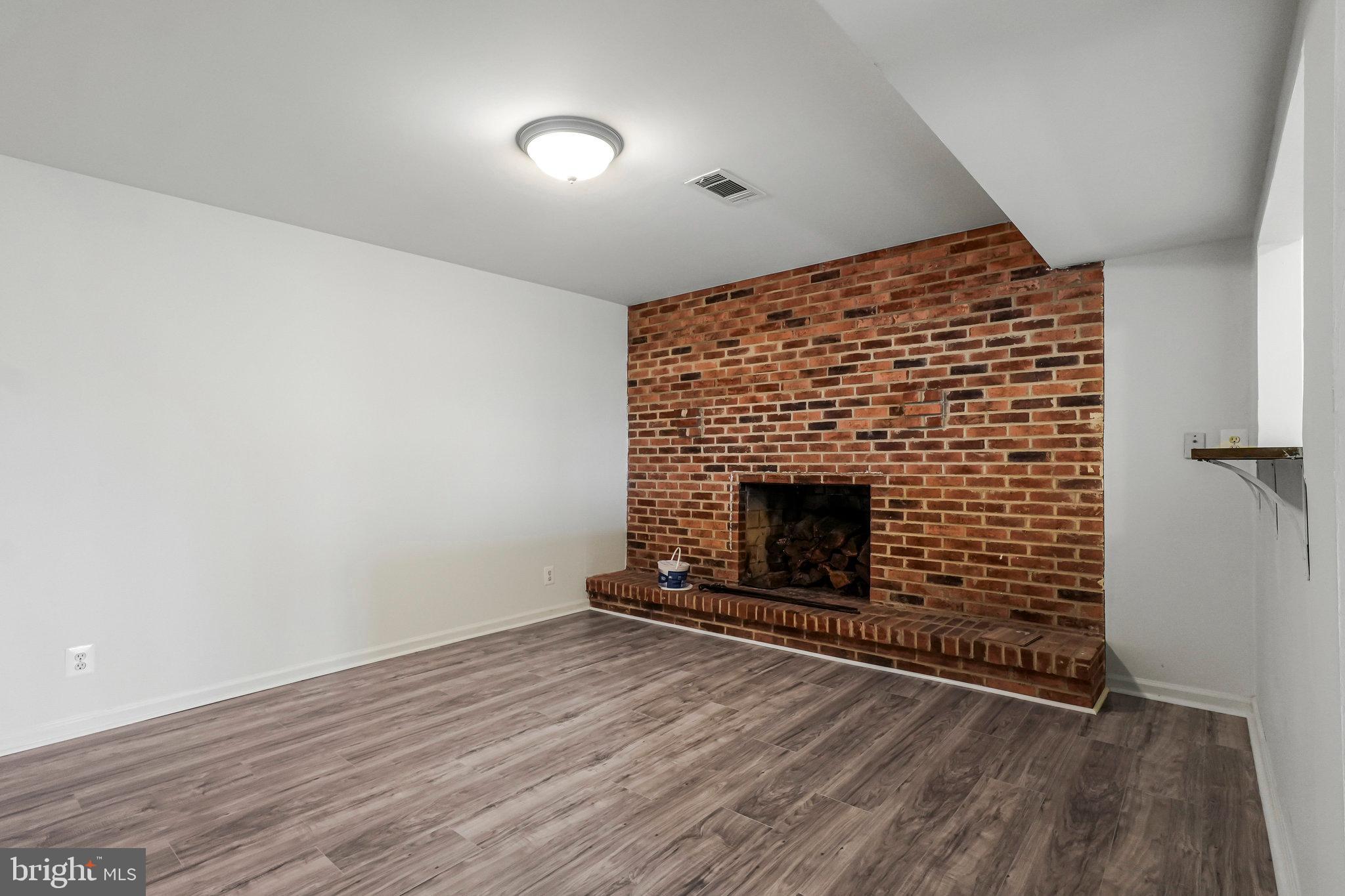 COUNTRY LAKES - Residential