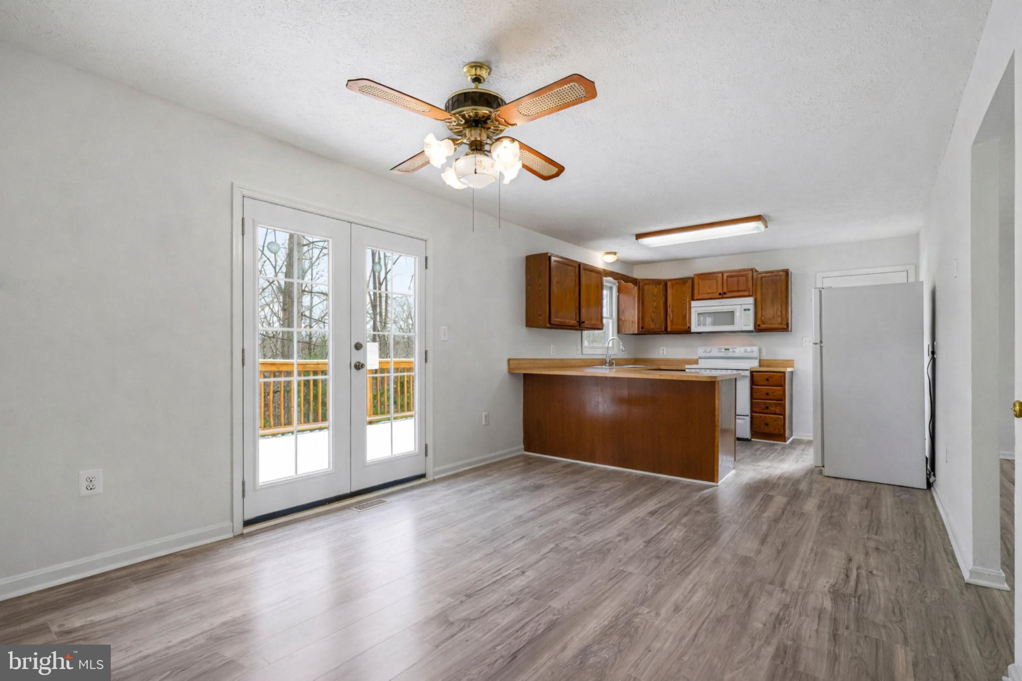 COUNTRY LAKES - Residential