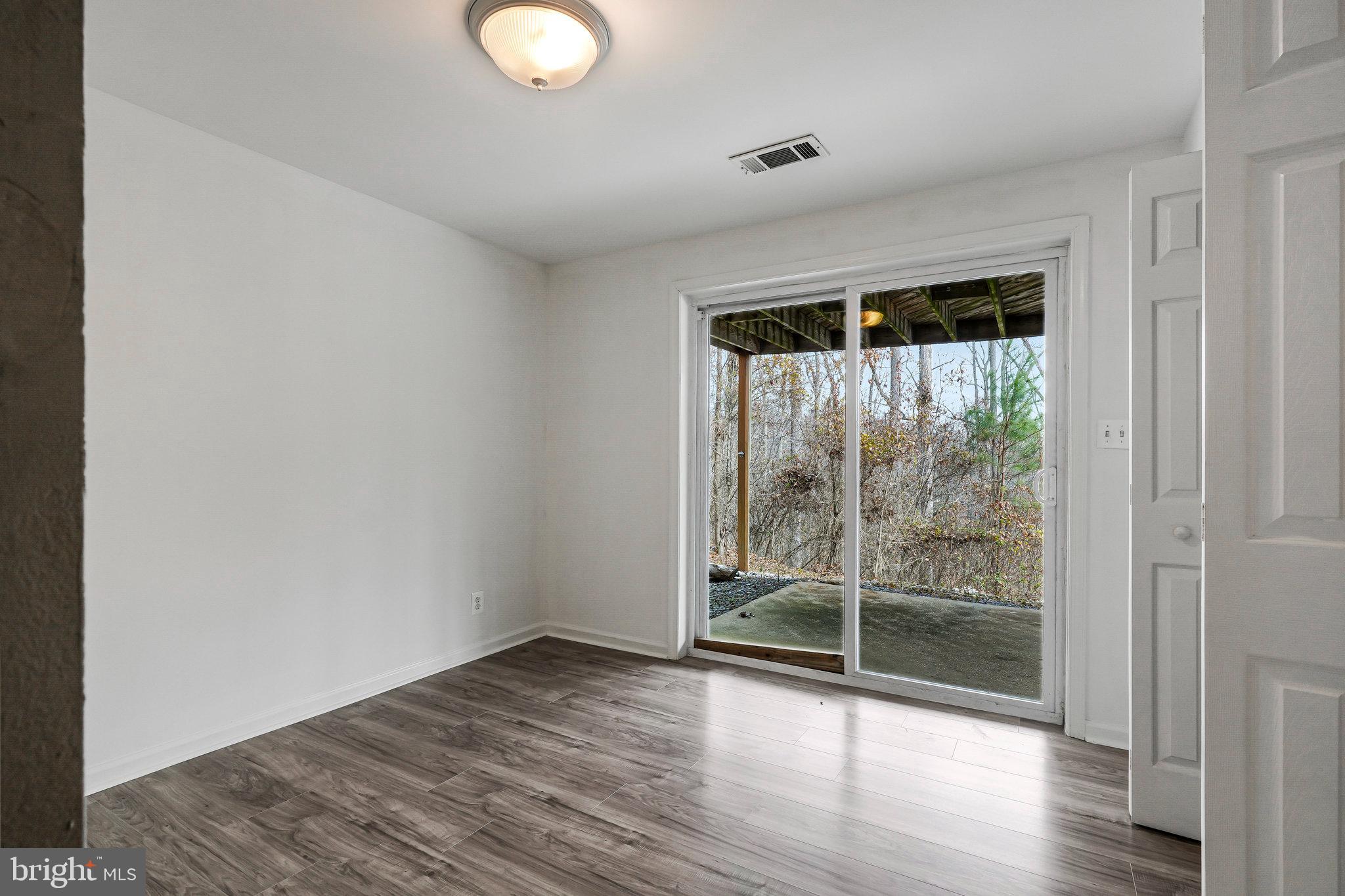 COUNTRY LAKES - Residential