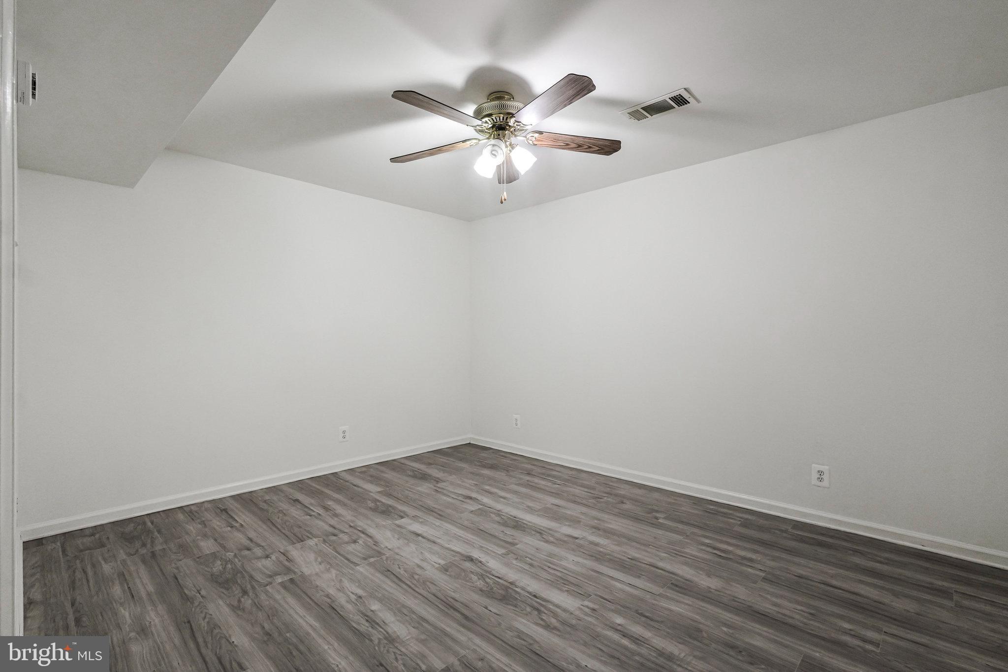 COUNTRY LAKES - Residential