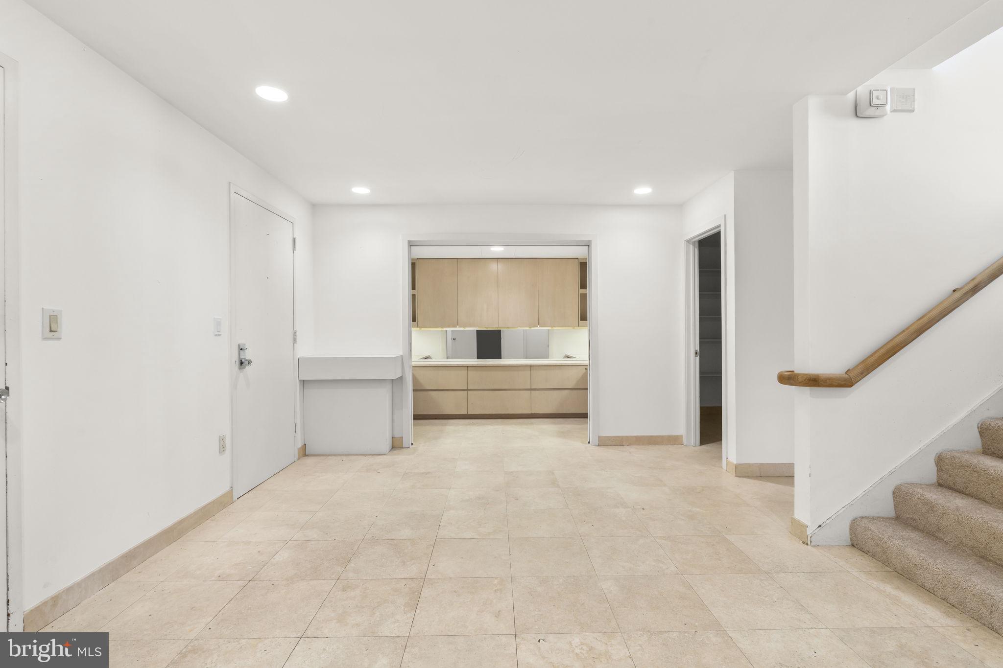 LOGAN SQUARE - Residential