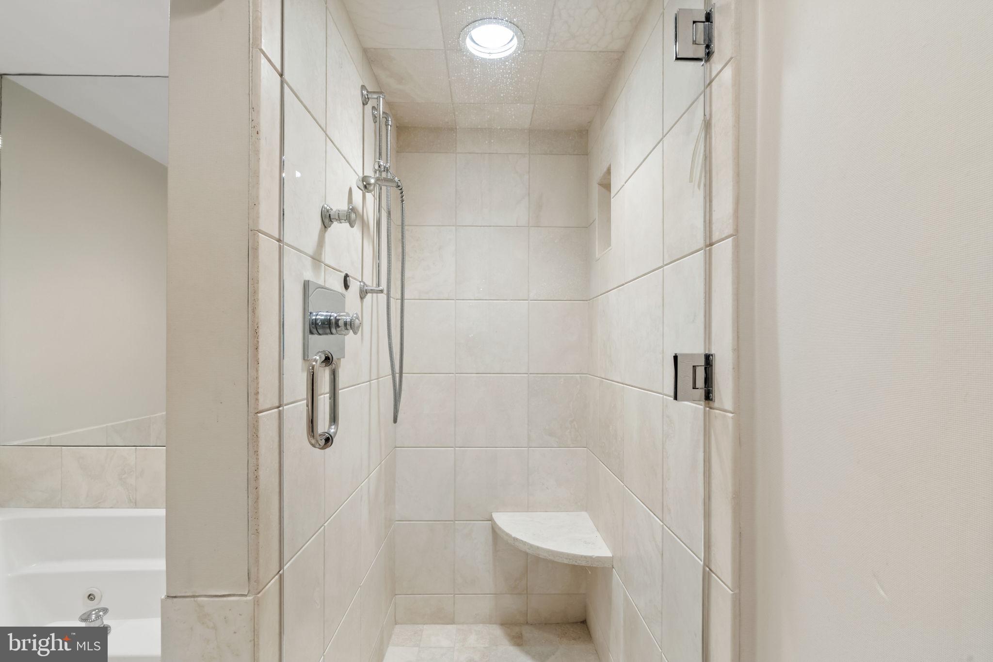 LOGAN SQUARE - Residential