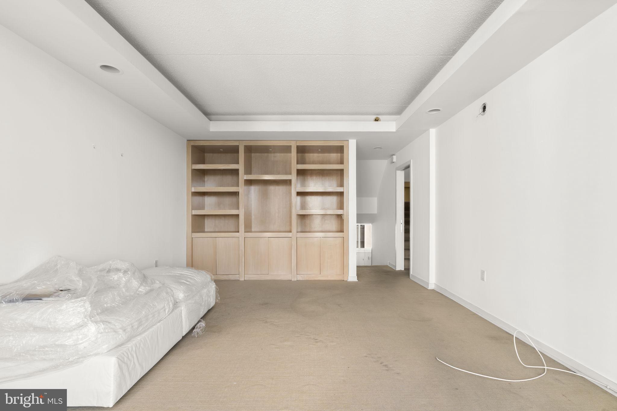 LOGAN SQUARE - Residential