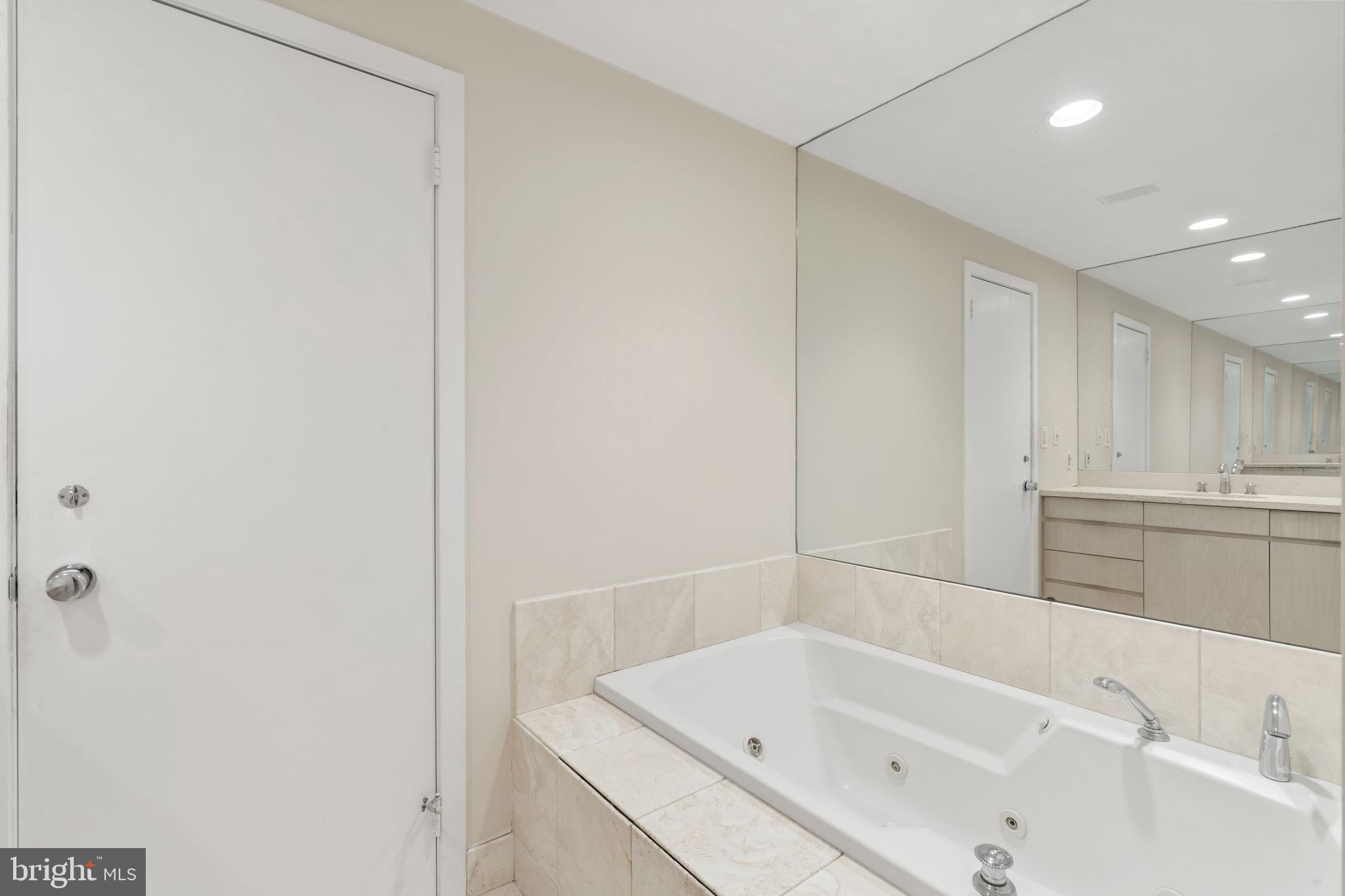 LOGAN SQUARE - Residential