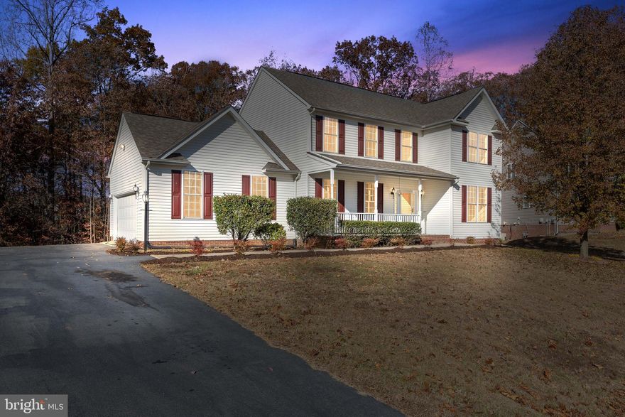 Beautiful  colonial single home, w/open spaciousfloor plan, gourmet kitchen, hardwoods floors, new carpet, fireplace, upgraded fixtures,large deck, wooded back yard, side load 2-car garage, formal dinning room, master bath. Conveniently located to Central Park, the mall, VRE, C ommuterlots and downtown Fredericksburg.