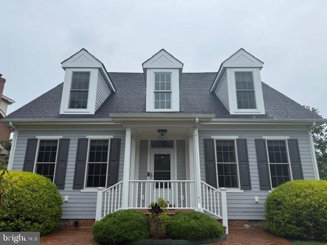 Located in a tree-lined private community that captures the warmth of small-town charm while offering modern conveniences, this bright and sunny home blends elegance, luxury, and everyday comfort.
At the heart of the home, the custom chef’s kitchen with fireplace and breakfast nook is designed to impress—perfectly appointed for everyday meals or entertaining. From the kitchen, flow easily into the formal dining room with butler’s pantry, ideal for entertaining and storage, the inviting family room with floor-to-ceiling custom bookcase and fireplace, the screened porch overlooking the fenced backyard, or the bonus room above the garage.The main-level primary suite offers a peaceful retreat, while three additional bedrooms and two full baths provide flexibility for family and guests. This home is also wired for a hot tub with plans for a private pool, offering even more potential for outdoor living.The community enhances the lifestyle with walking trails, a community dock, private park, dog park, fitness center, and tennis courts.Whether savoring the quiet of the neighborhood or hosting gatherings in your spacious home, this property seamlessly combines refined living and modern convenience in one beautiful setting.