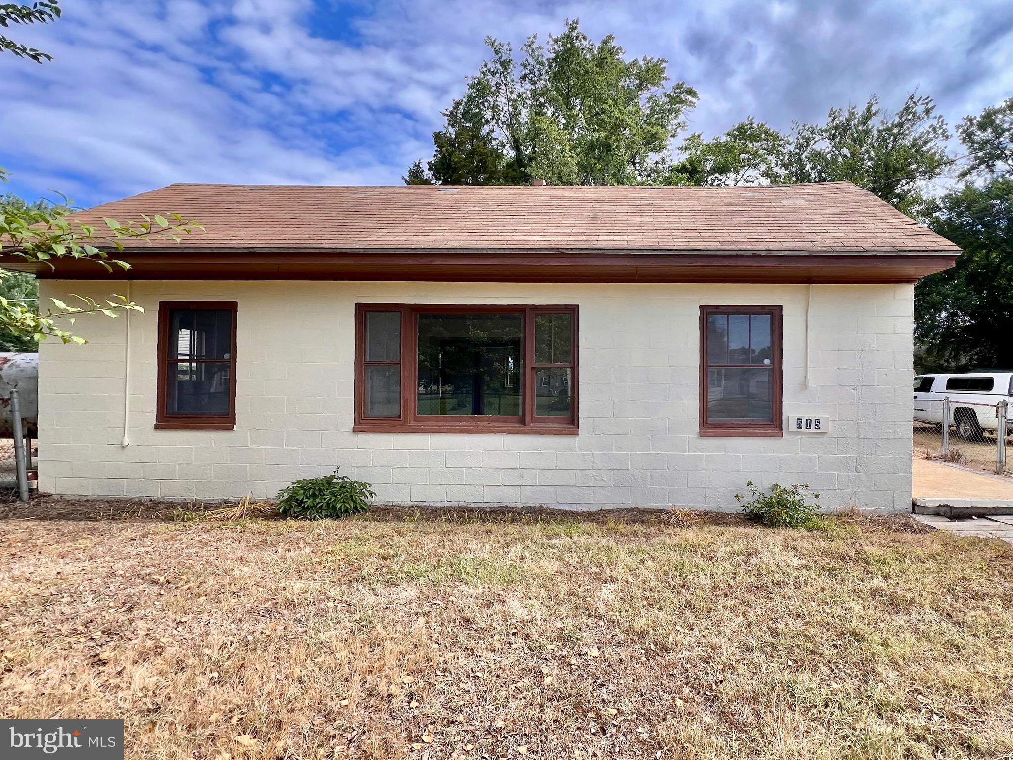 Investment, Starter Home or downsizing? This Cute Bungalow offers 2 bed, 1 bath , chain link fencing and Public Water & Sewer. Minutes to downtown shopping, fine dining, public boat ramp to Choptank River & grocery. Schedule your private showing today !