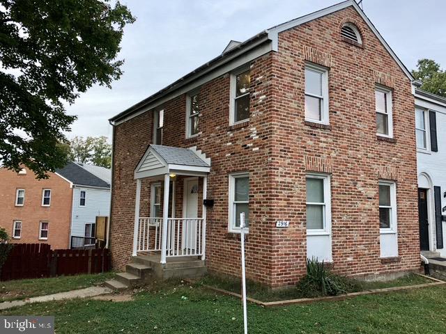 FOR RENT: Beautiful 3 bedroom, 2.5 bathroom, two-level, end unit townhouse for $2,000 a month in Woodbridge. Excellent location close to Highway 95, VRE metro rail, Potomac Mills Mall, tons of stores and shopping centers. First floor includes a kitchen, living room, half bathroom, and private laundry closet. Second floor includes 3 bedrooms and 2 full bathrooms. No Basement. Utilities are an extra $300 a month (please see UTILITIES below).
UTILITIES: All utilities (electric, water, gas, trash) are an additional $300/month fixed cost. This does not include TV or internet.
PARKING: One private parking space is included. There is also street curb parking nearby.
SECURITY DEPOSIT: Security Deposit is $2,300.
-NO SMOKING
-Some pets allowed with $100 monthly pet rent