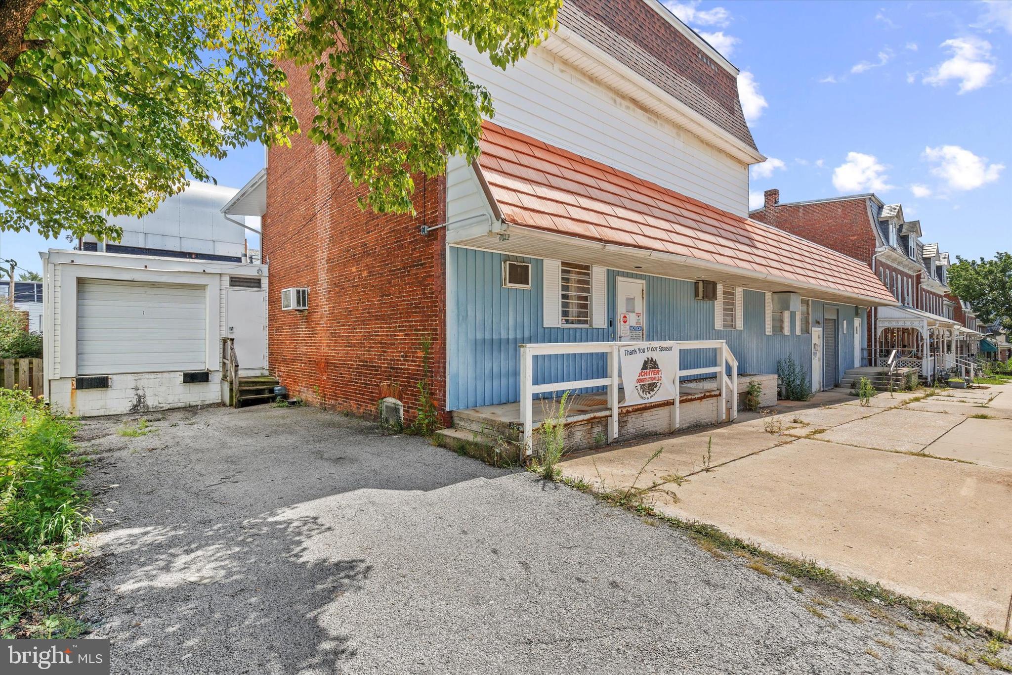 Main image without alt text