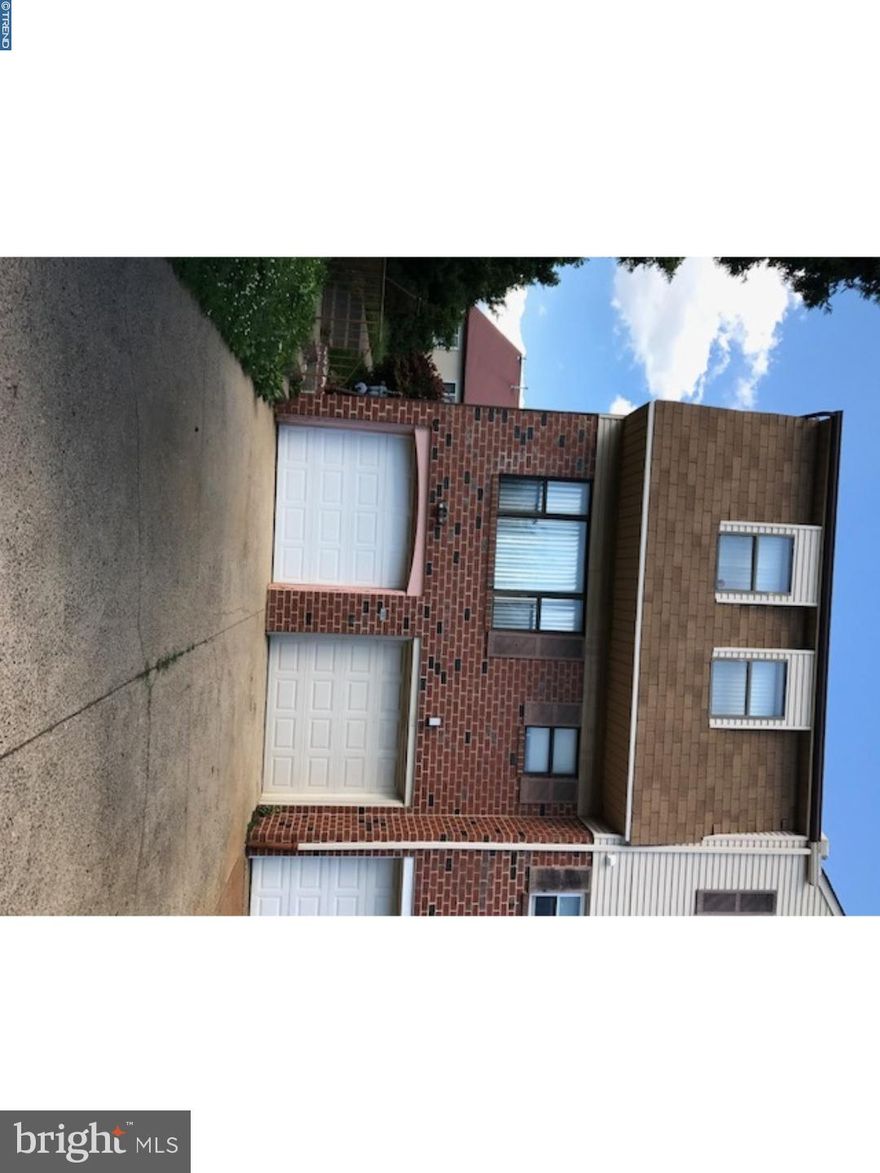 Desirable Scotchbrook. Priced To Sell! B unit townhouse. Full-finished walk-out basement, garage, new carpet, freshly painted, built-in shelves, plantation shutters, recessed lighting. Main bathroom has extra large stall shower and tile floor. Spacious home featuring 3 full levels of living space!