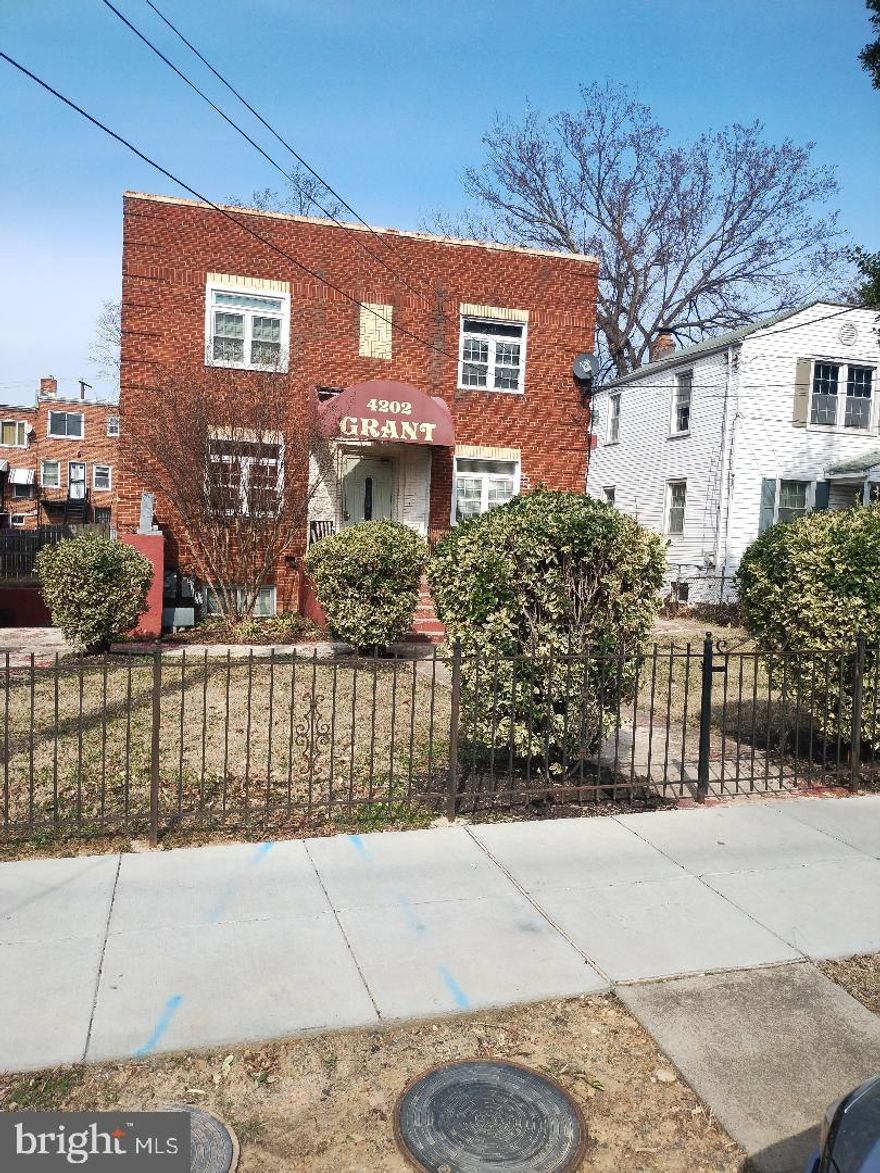 1Br, 1 Ba Tub , First Floor In A Detached  6 Unit Condominium, Self Contained, Central A/C, Dishwasher, Dryer and Washer In The Unit With Exit At The Rear (SPECIAL FINANCING WITH UNITED BANK, Text Stephen Morris Cell 202 494 32 84, 3% Down/97% Conv Fin, $10,000 Grant - no repayment, No PMI, Min FICO 680, Owner Occupied And Repeat Buyer Allowed, High Income Limit 196,000, 7 year ARM @5.99%, 20 Year Fixed @ 6.75%, Close in 21 Days
