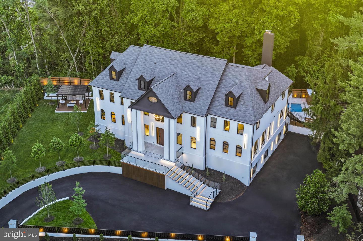 1124 SAVILE LANE
