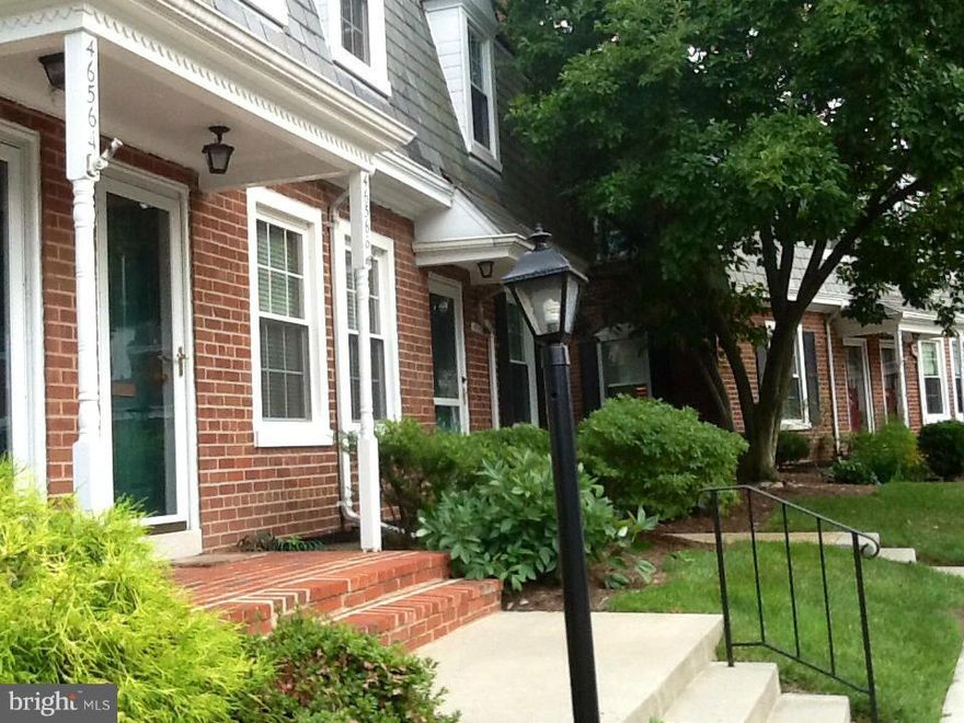 LARGE WELL-MAINTAINED CLARENDON MODEL tucked on a cozy court. Updated kitchen with granite counter tops & stainless steel appliances. Wood floors on main & upper levels, w/w carpet on lower level. Lots of storage space, SPACIOUS rec. room & den on the lower level. Fully fenced private patio with brick planters.Back to common area. Pet friendly.HURRY! This is a well sought model & it will not last.