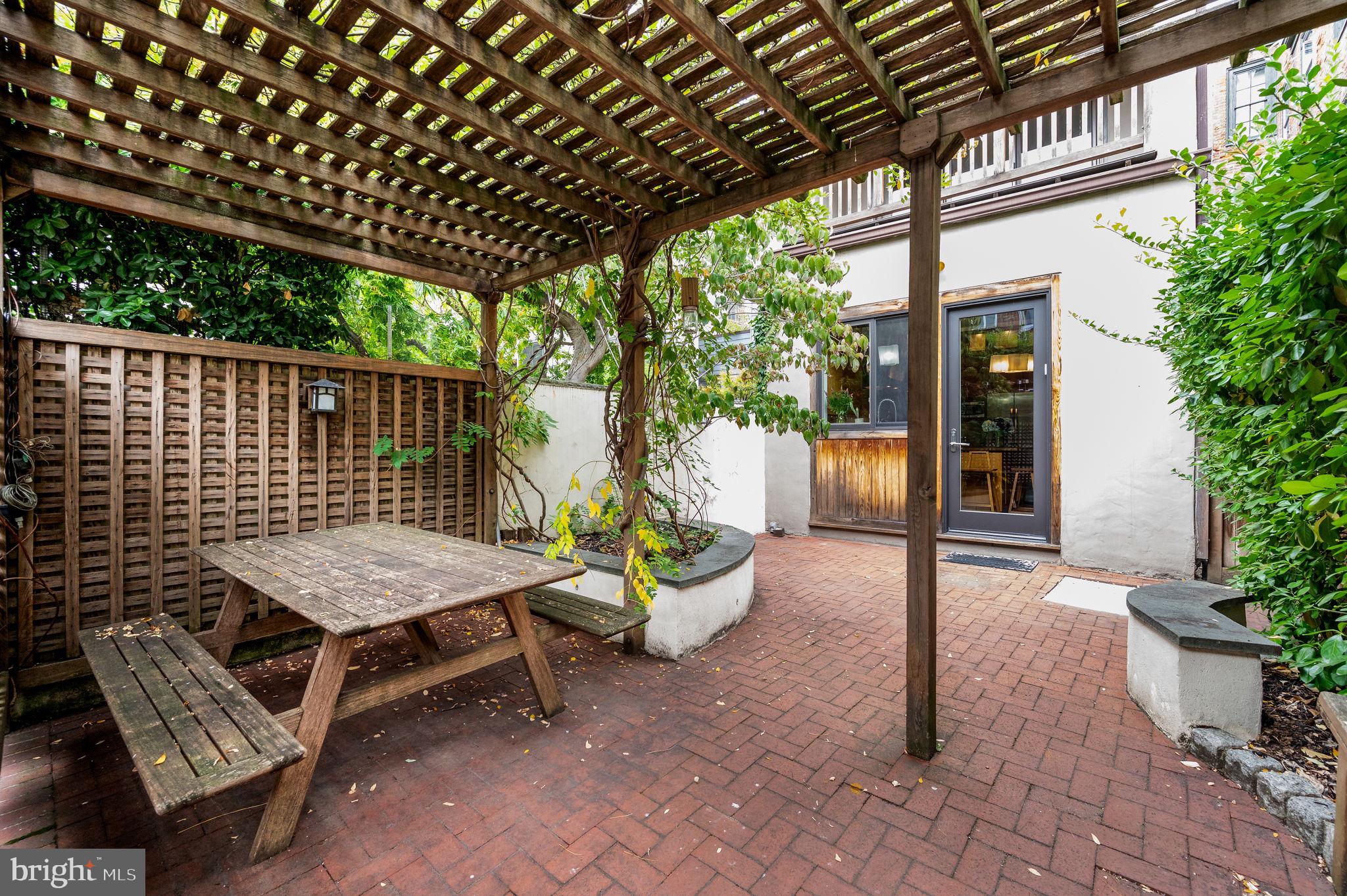 LOGAN SQUARE - Residential