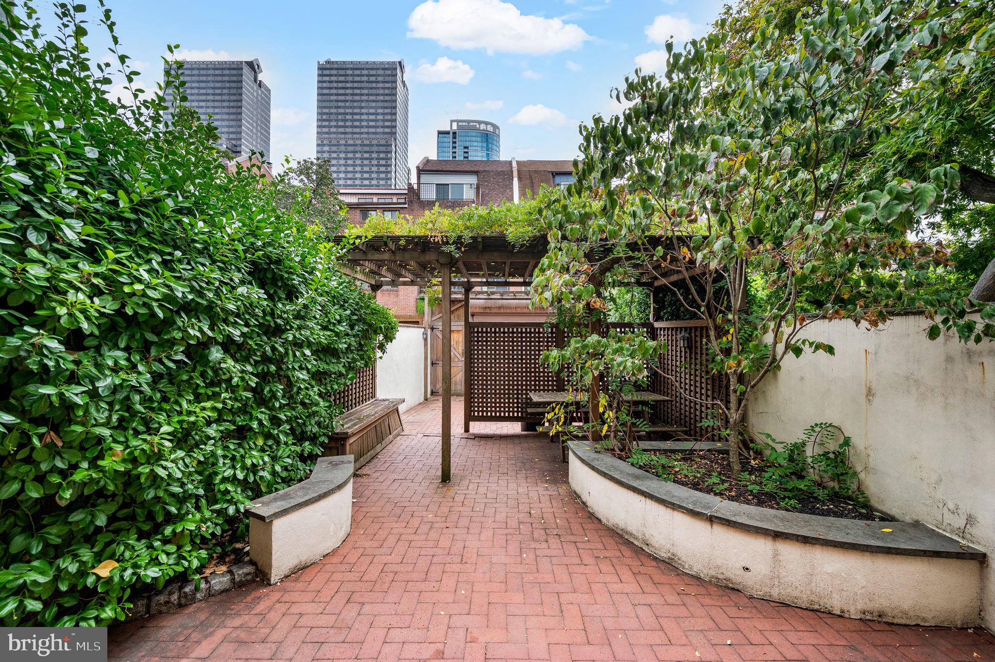 LOGAN SQUARE - Residential