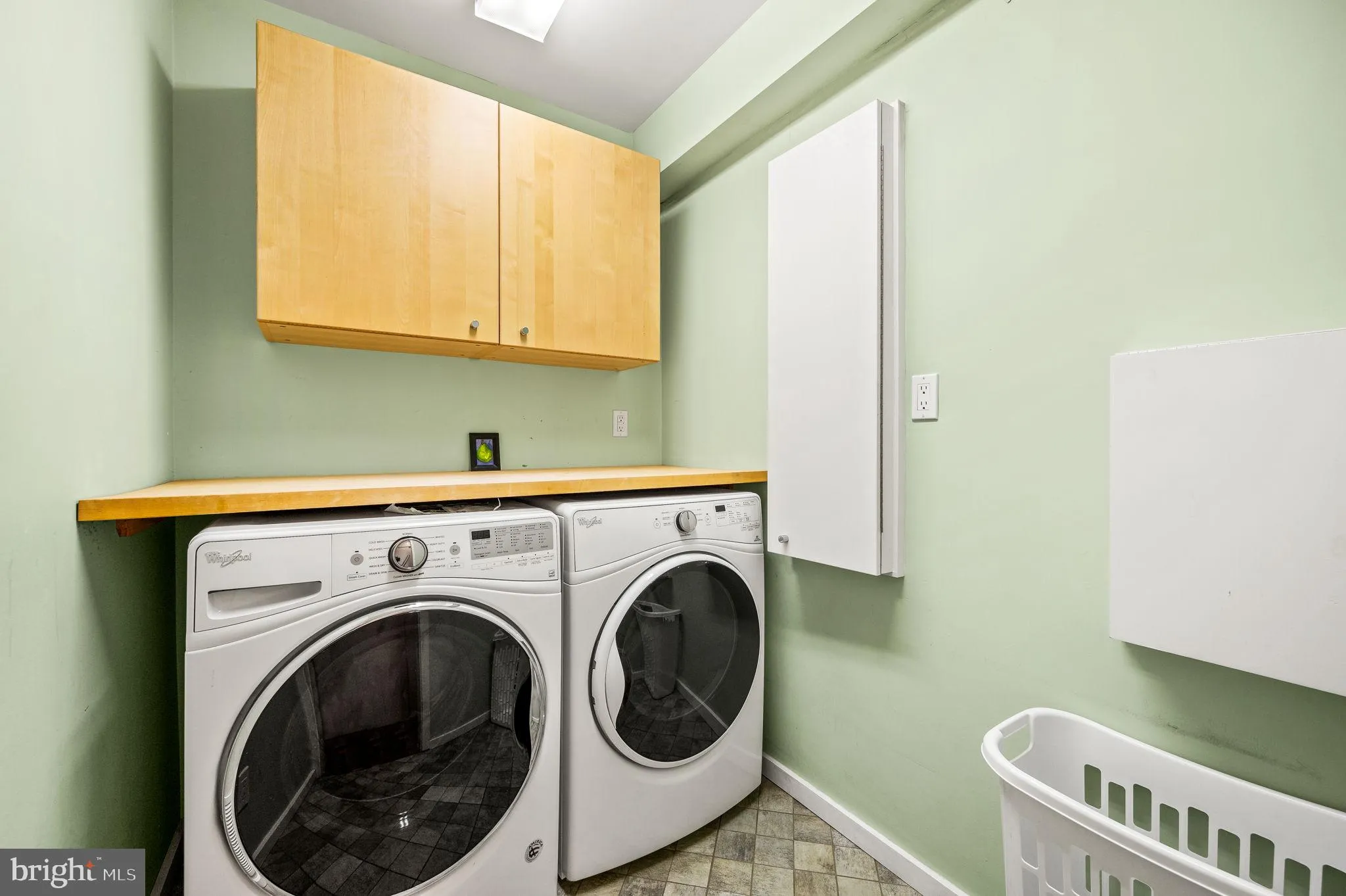 Philadelphia, Pennsylvania 19103, United States, 4 Bedrooms Bedrooms, ,3 BathroomsBathrooms,Residential,Pending,6877