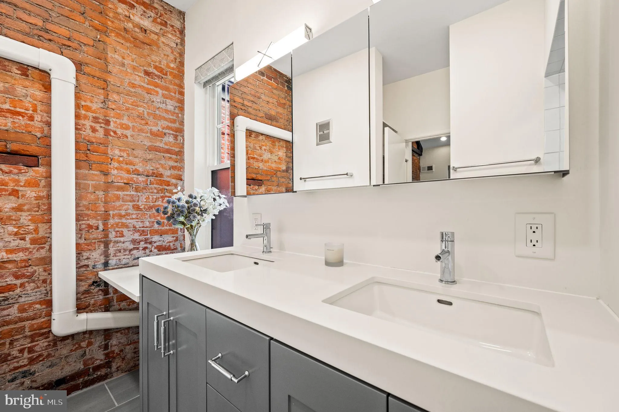 Philadelphia, Pennsylvania 19103, United States, 4 Bedrooms Bedrooms, ,3 BathroomsBathrooms,Residential,Pending,6877