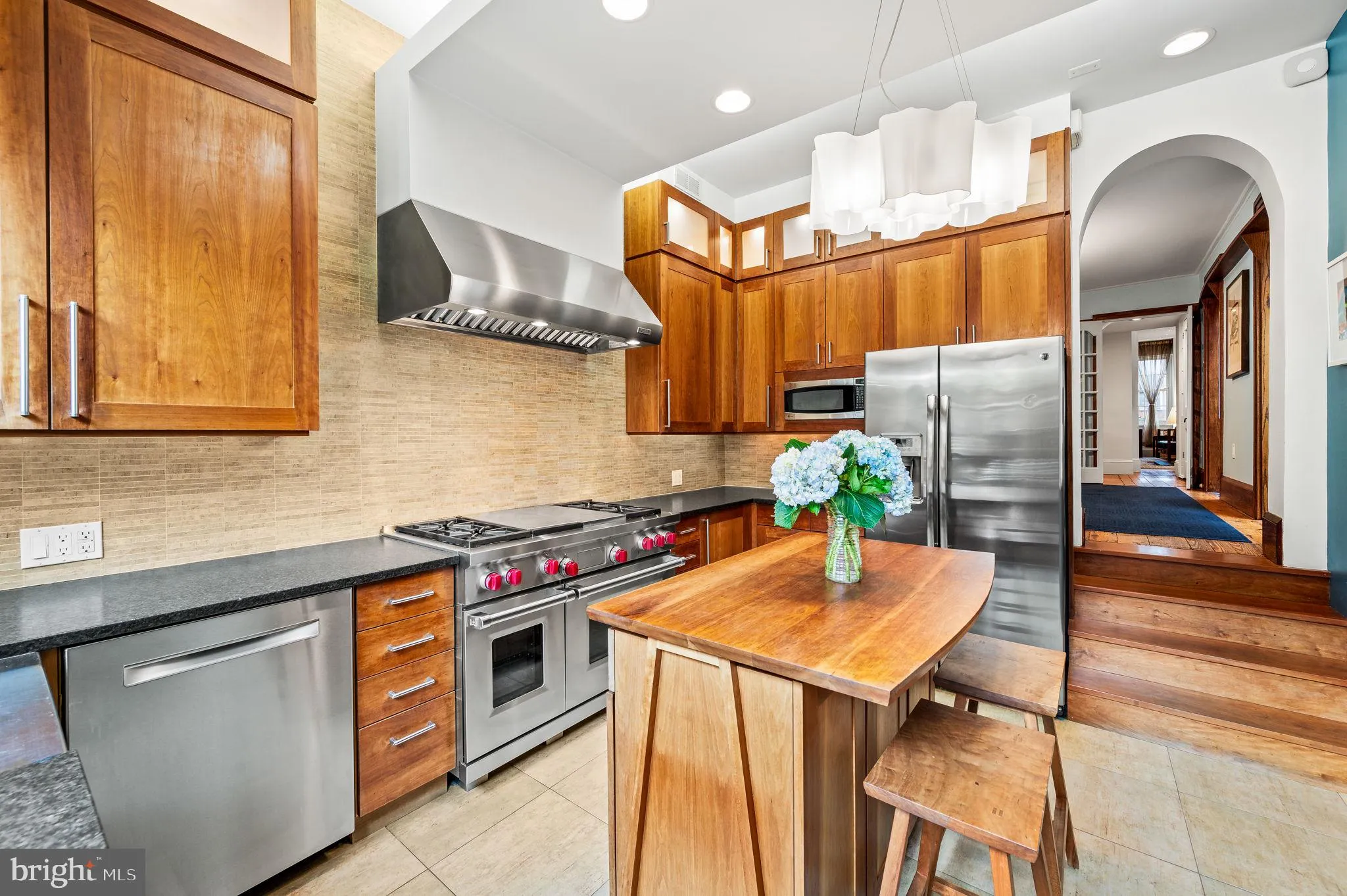 Philadelphia, Pennsylvania 19103, United States, 4 Bedrooms Bedrooms, ,3 BathroomsBathrooms,Residential,Pending,6877