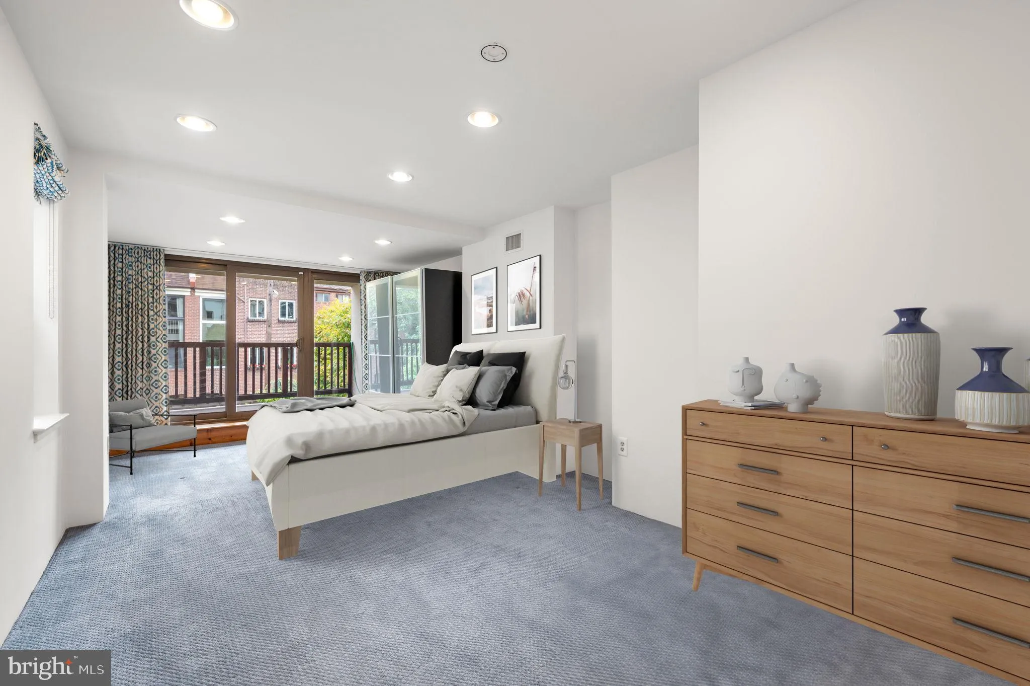 Philadelphia, Pennsylvania 19103, United States, 4 Bedrooms Bedrooms, ,3 BathroomsBathrooms,Residential,Pending,6877