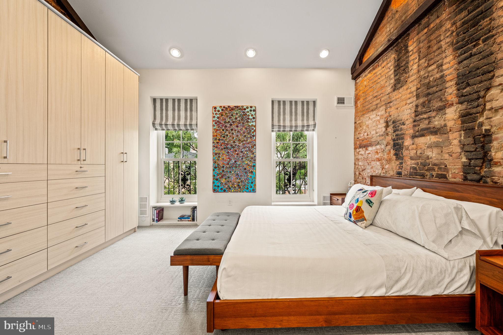 LOGAN SQUARE - Residential