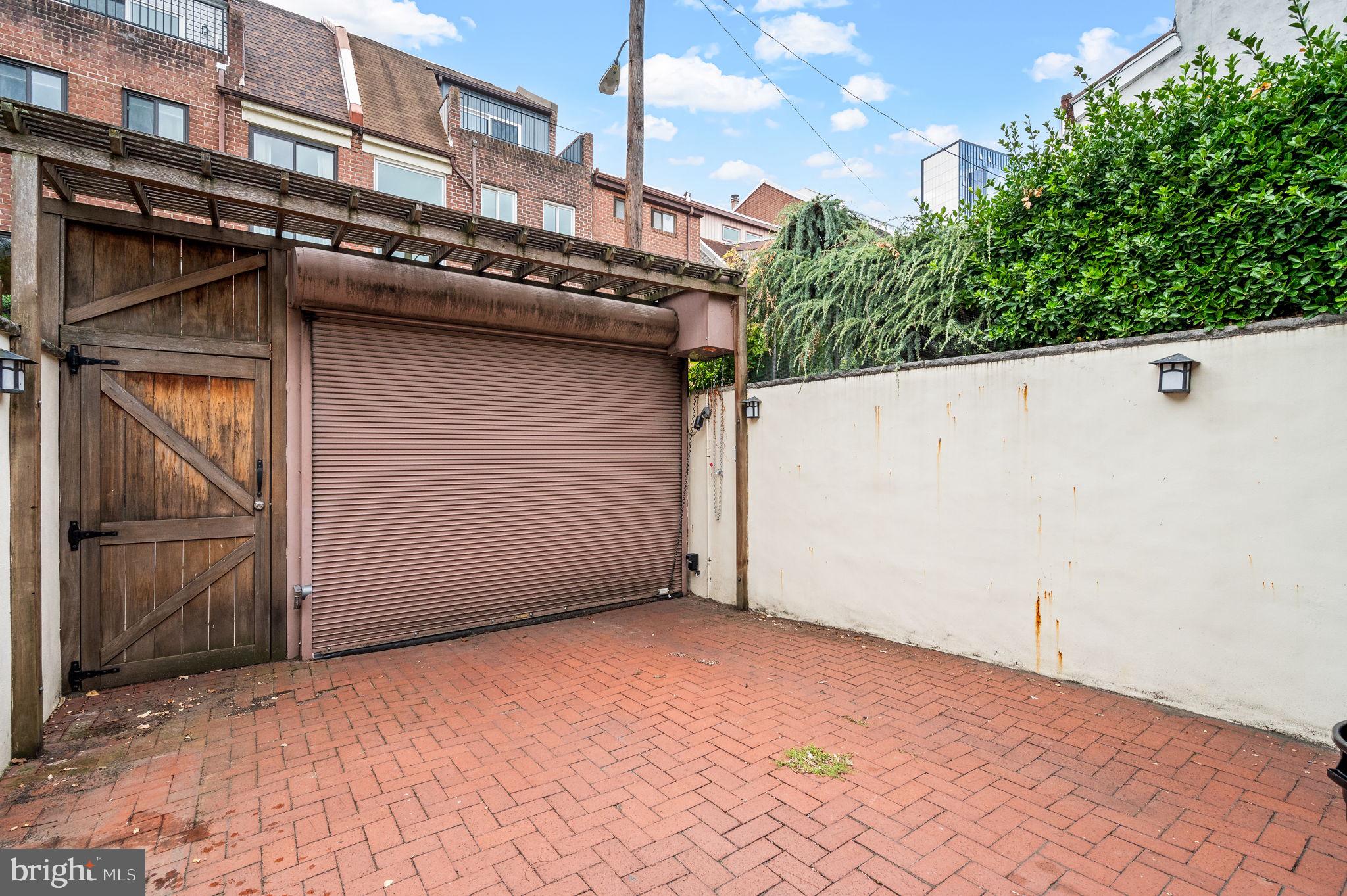 LOGAN SQUARE - Residential