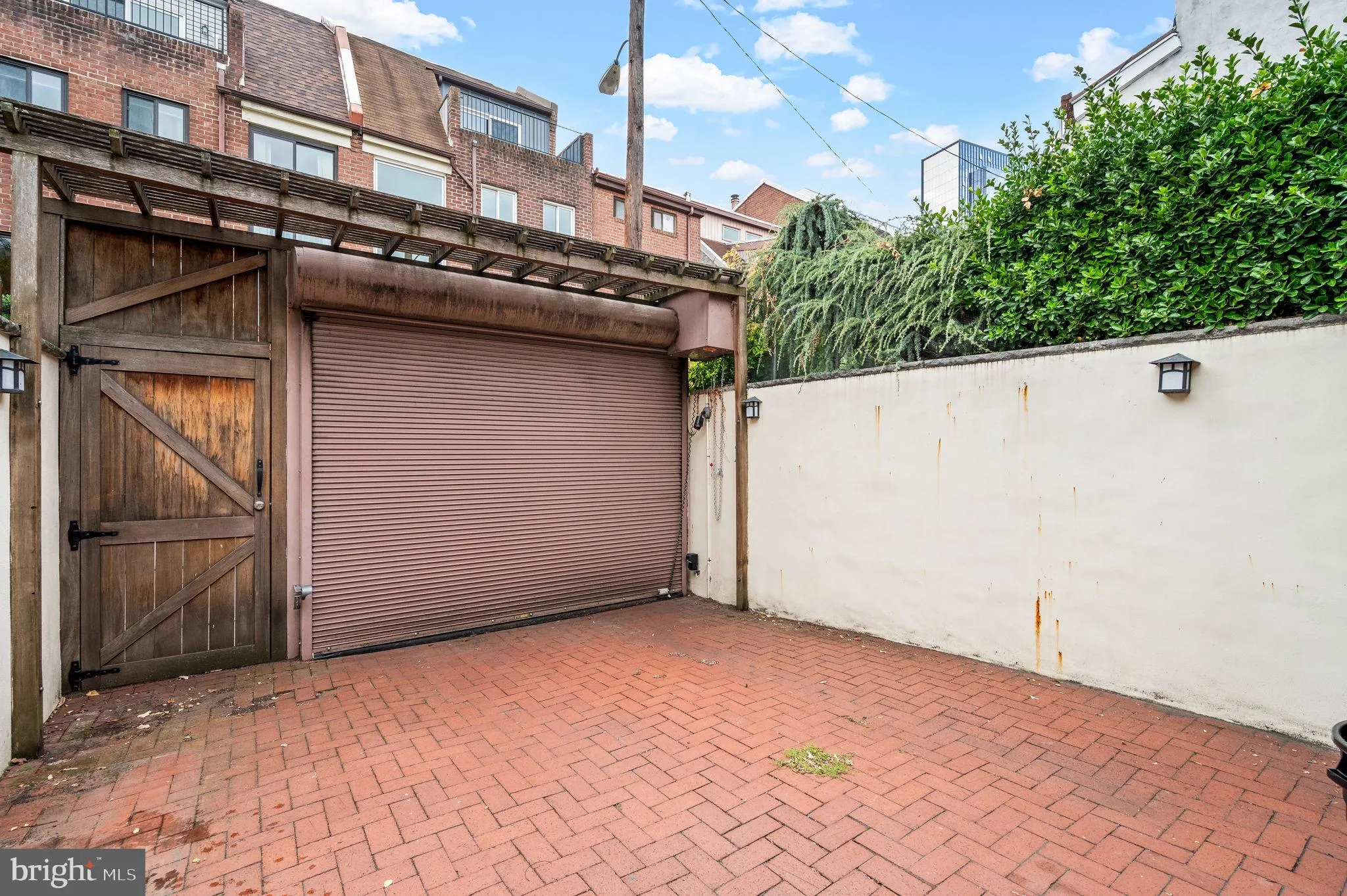 Philadelphia, Pennsylvania 19103, United States, 4 Bedrooms Bedrooms, ,3 BathroomsBathrooms,Residential,Pending,6877