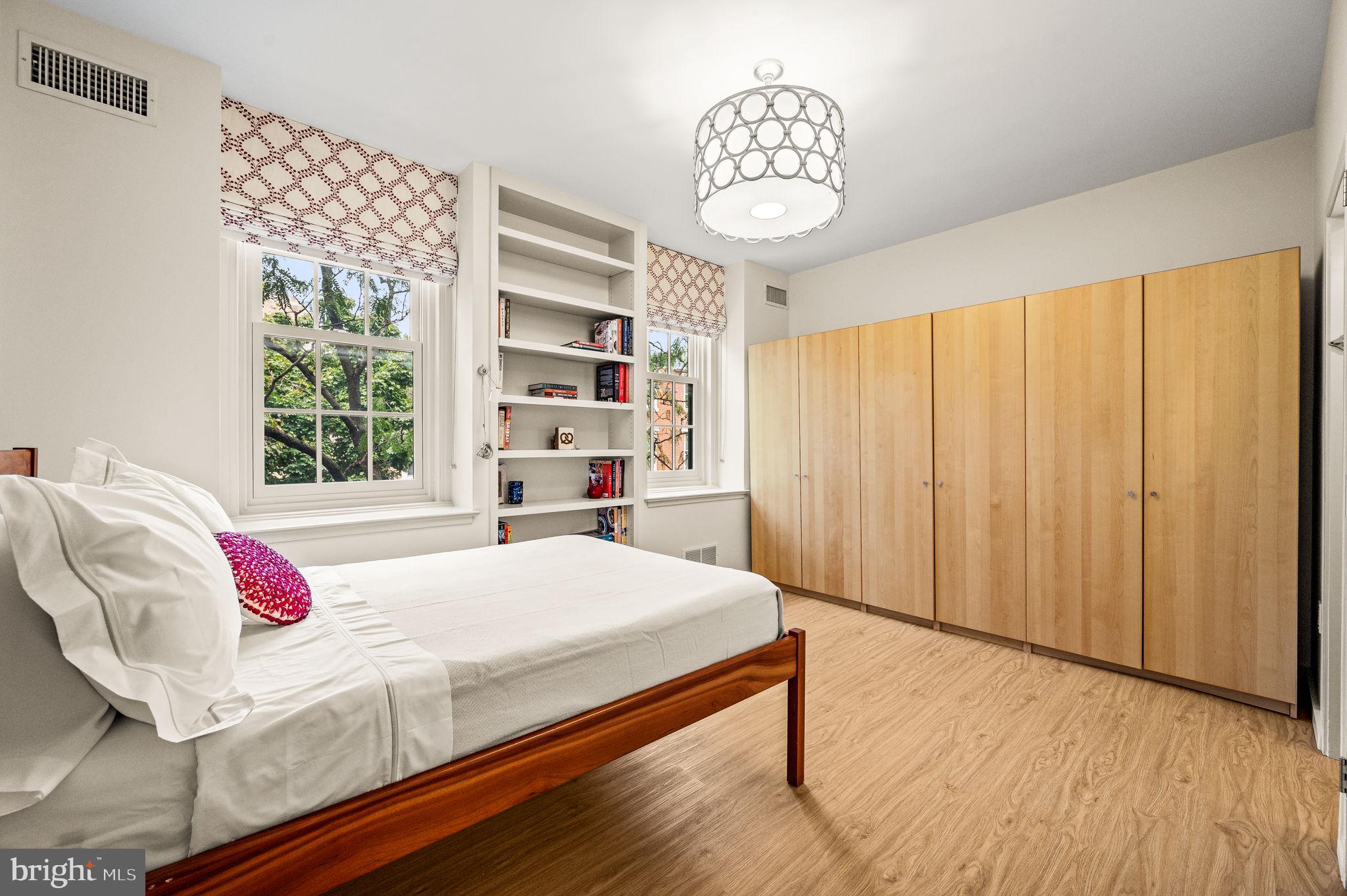 LOGAN SQUARE - Residential