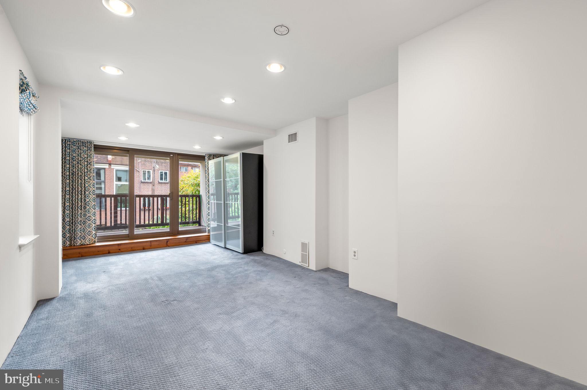 LOGAN SQUARE - Residential