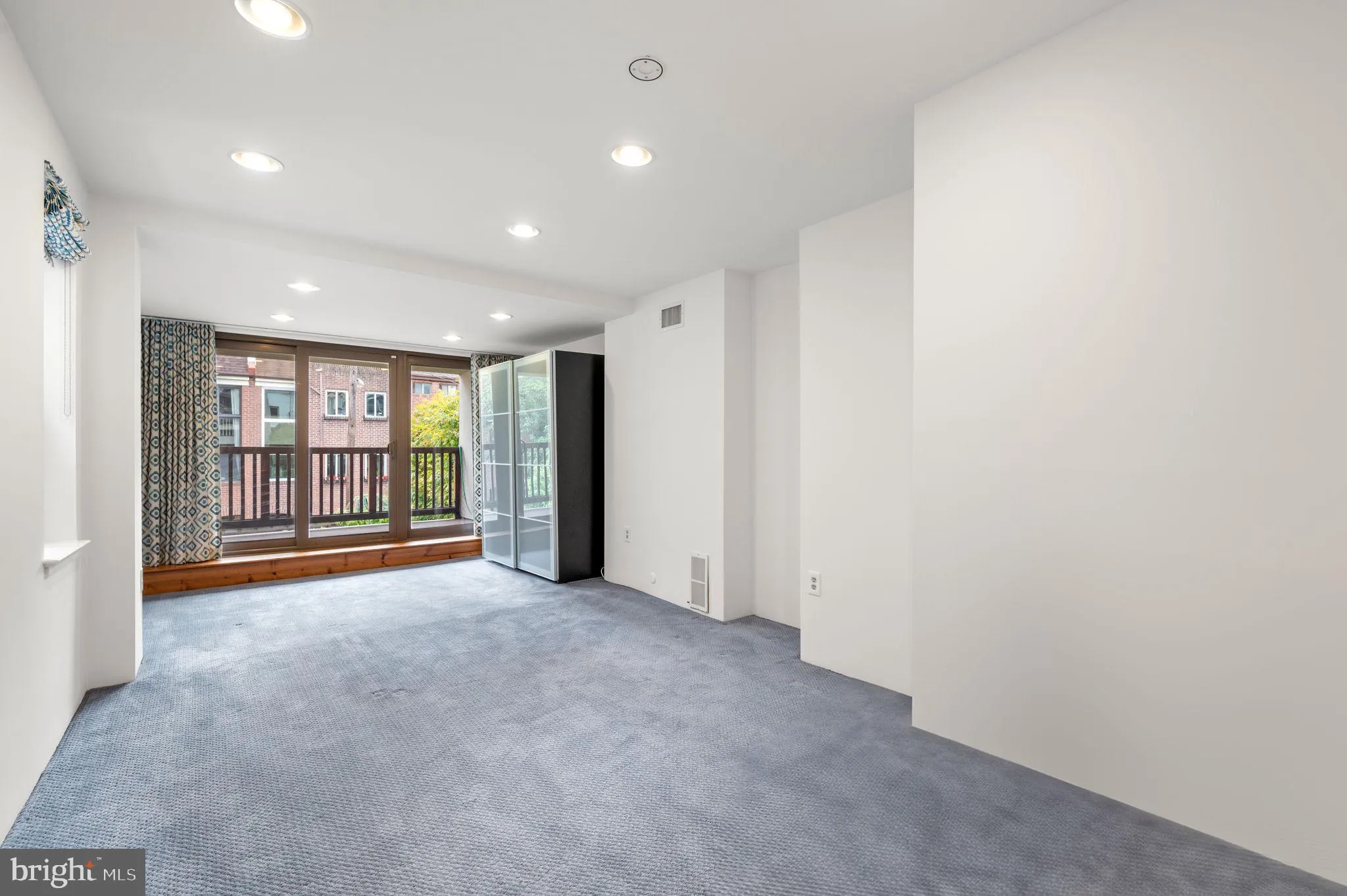 Philadelphia, Pennsylvania 19103, United States, 4 Bedrooms Bedrooms, ,3 BathroomsBathrooms,Residential,Pending,6877