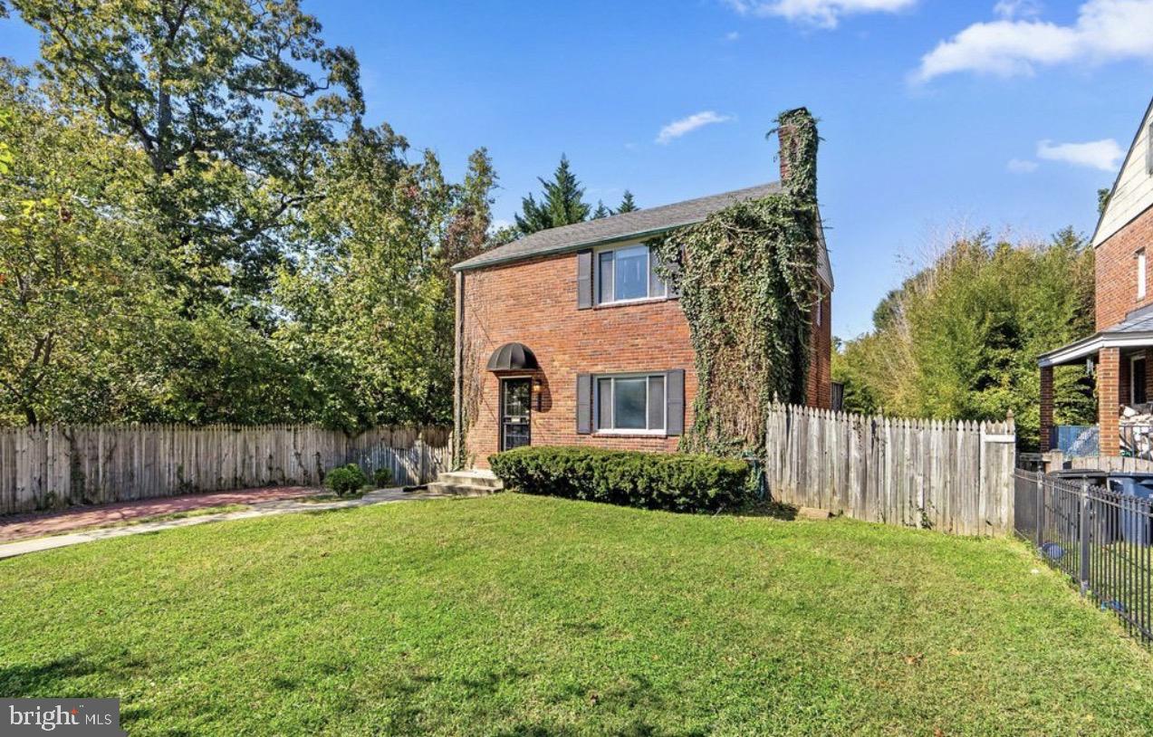 1502 DELMONT LANE