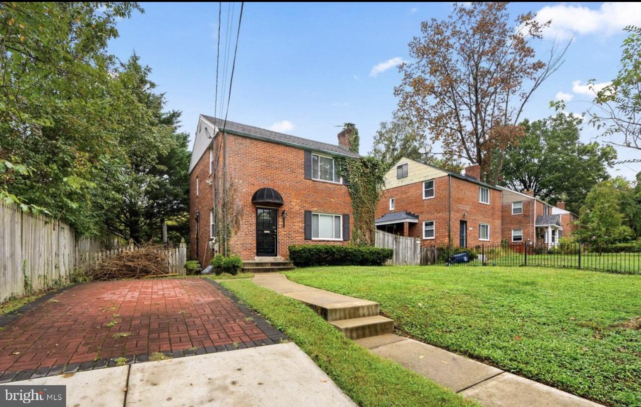 1502 DELMONT LANE