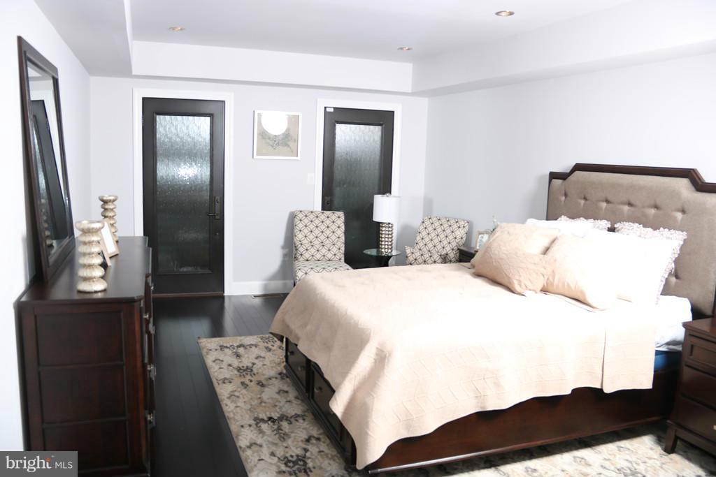 LOCUST POINT - Residential