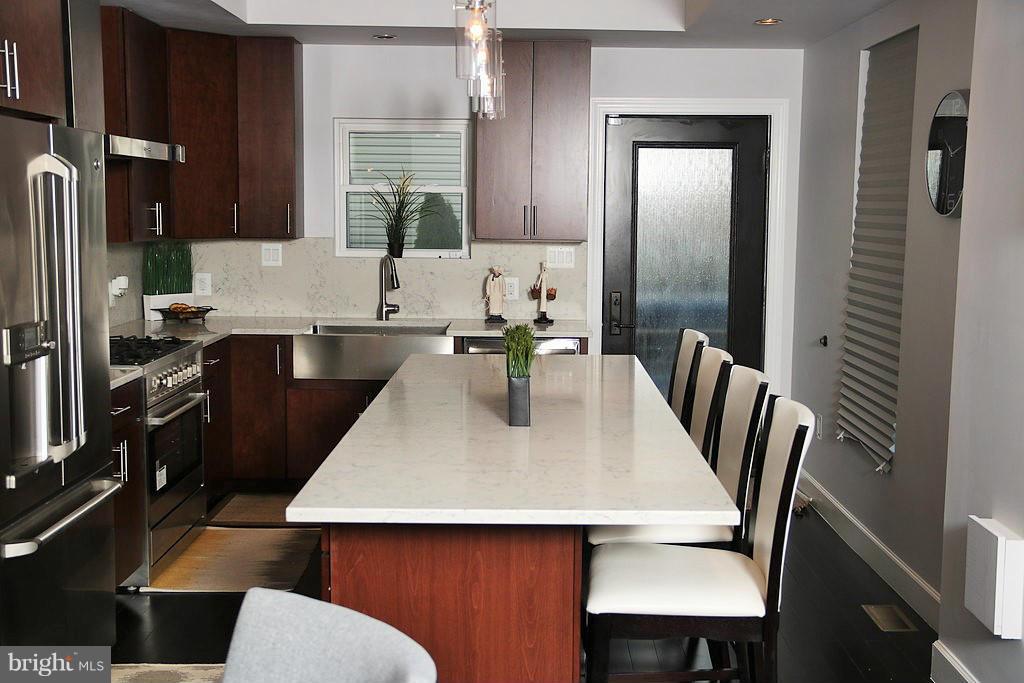 LOCUST POINT - Residential