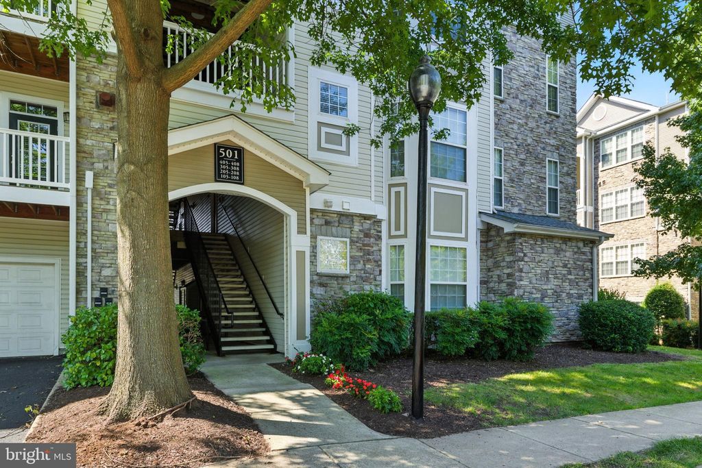 Photo of 501 Sunset View Terrace SE #306, LEESBURG, VA 20175 (MLS # VALO2106446)