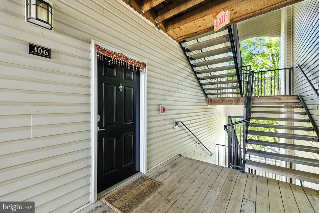 Photo of 501 Sunset View Terrace SE #306, LEESBURG, VA 20175 (MLS # VALO2106446)
