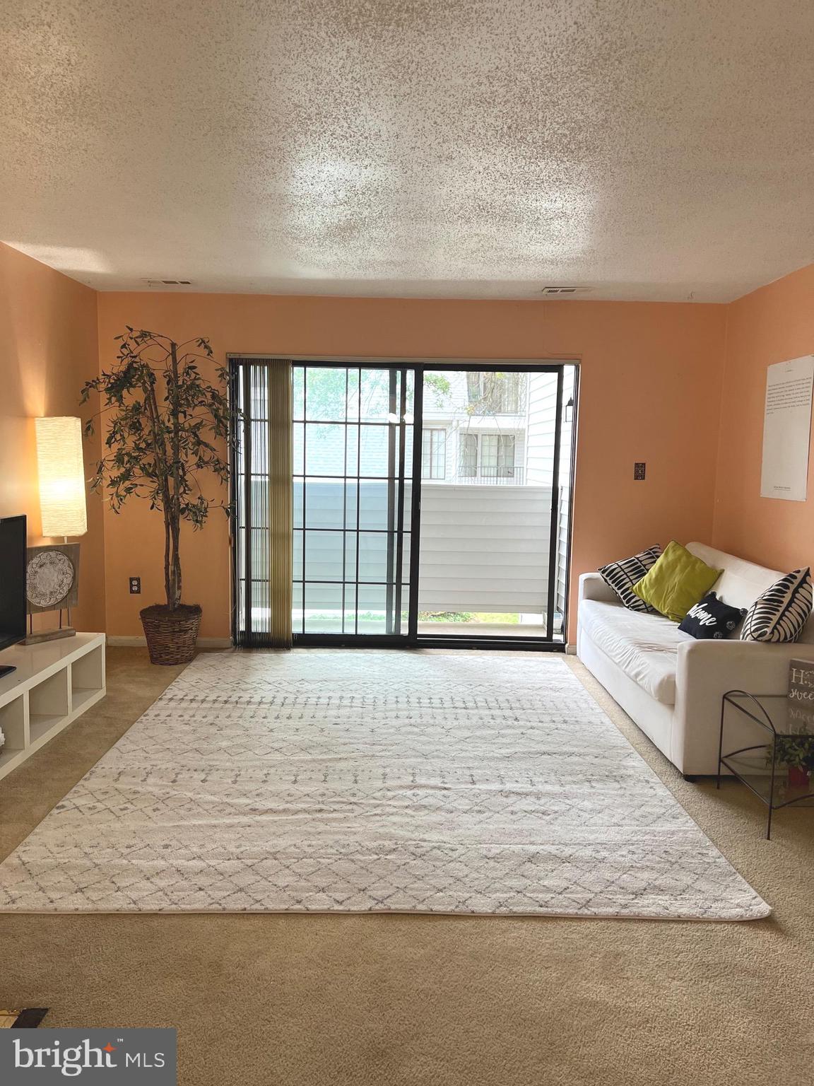 Check out this spacious 1 bed, 1 bath with attached garage Condo at Tiers at Silver Spring.
*Need some TLC but Unlimited potential*. Great location . . Sold strictly AS-IS. The condominium project is FHA APPROVED. Schedule your showings!
